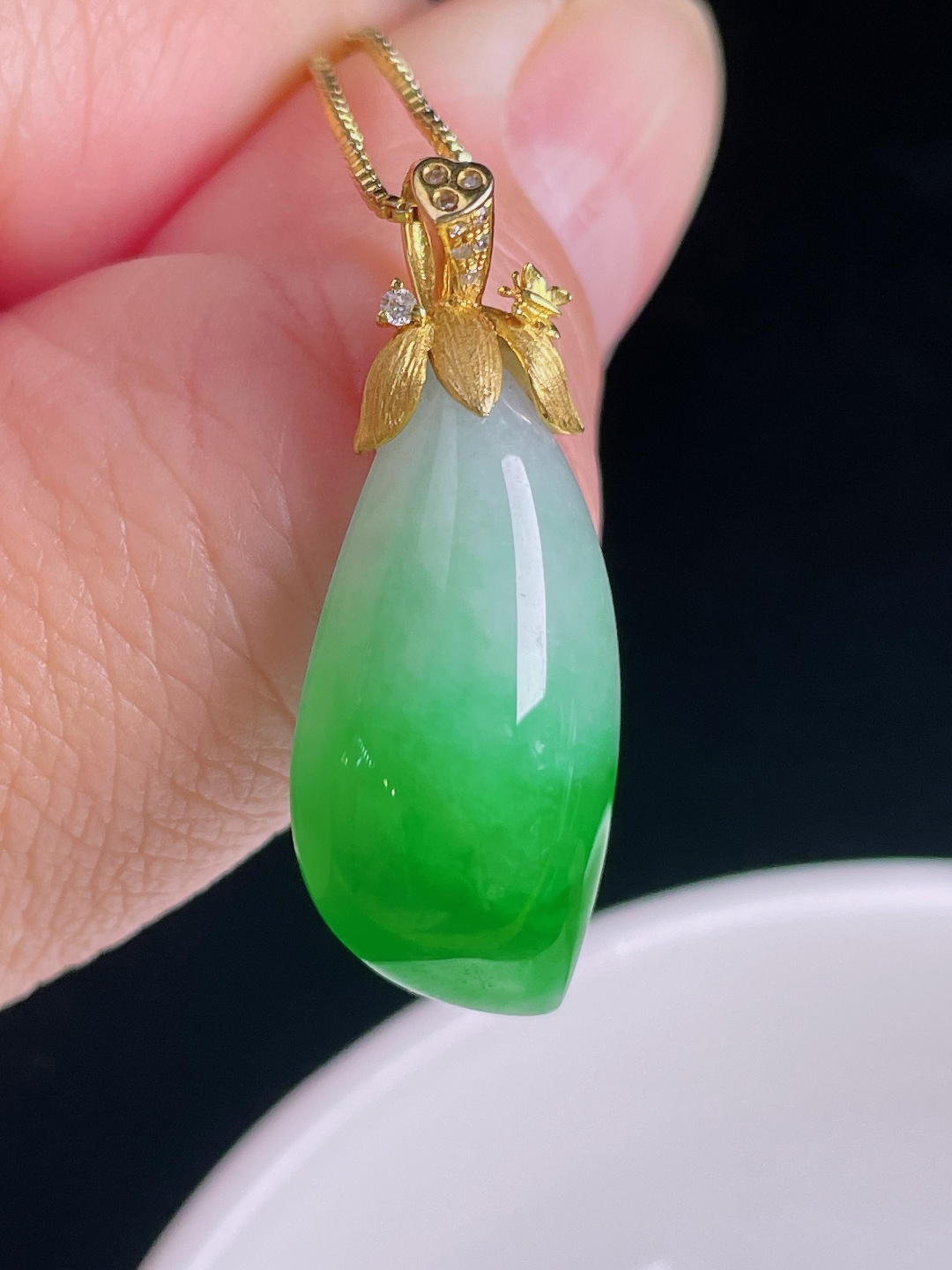 辣绿随形，18k镶嵌，老种起光，细底通透，尺寸：32.2裸石26/12.8/7mm0917