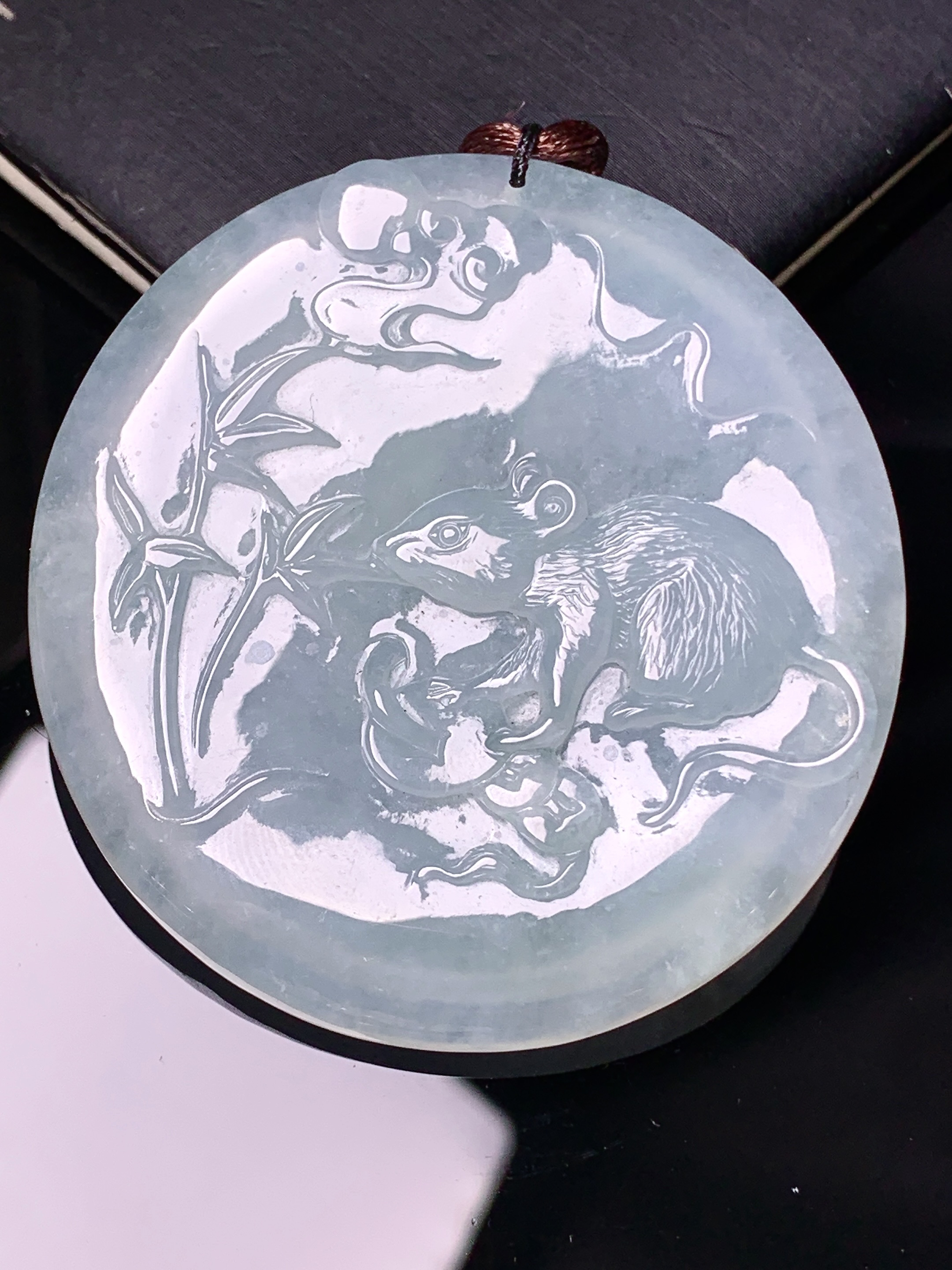 生肖鼠吊坠 玉质细腻 色泽艳丽清新 水润亮眼 整体尺寸51*48.8*5.3 b2