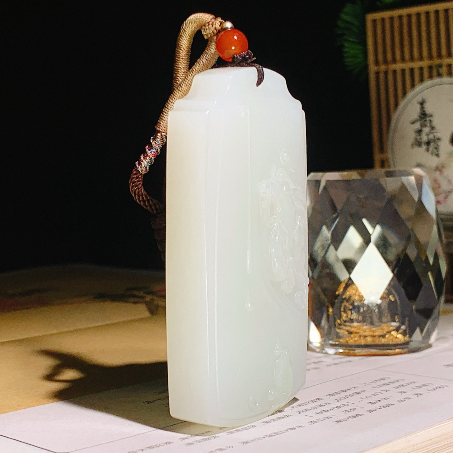 新疆和田玉翠青羊脂白马到成功马挂件！尺寸70/37/11重80.3克。玉质细腻油润。手推出油。佩戴高