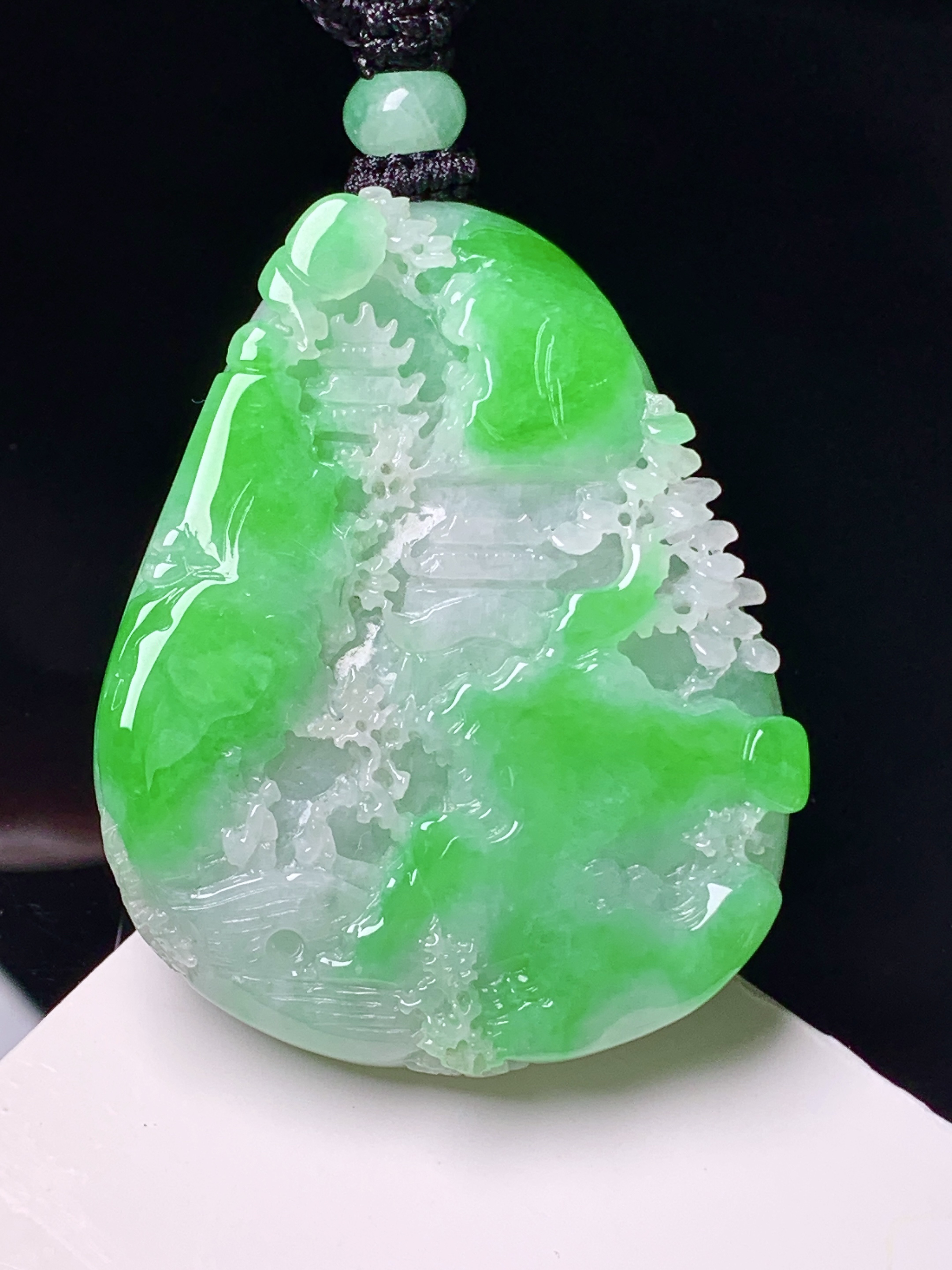 飘绿山水牌子吊坠 玉质细腻 色泽艳丽清新 水润亮眼 整体尺寸46.6*36.6*8.8 w1