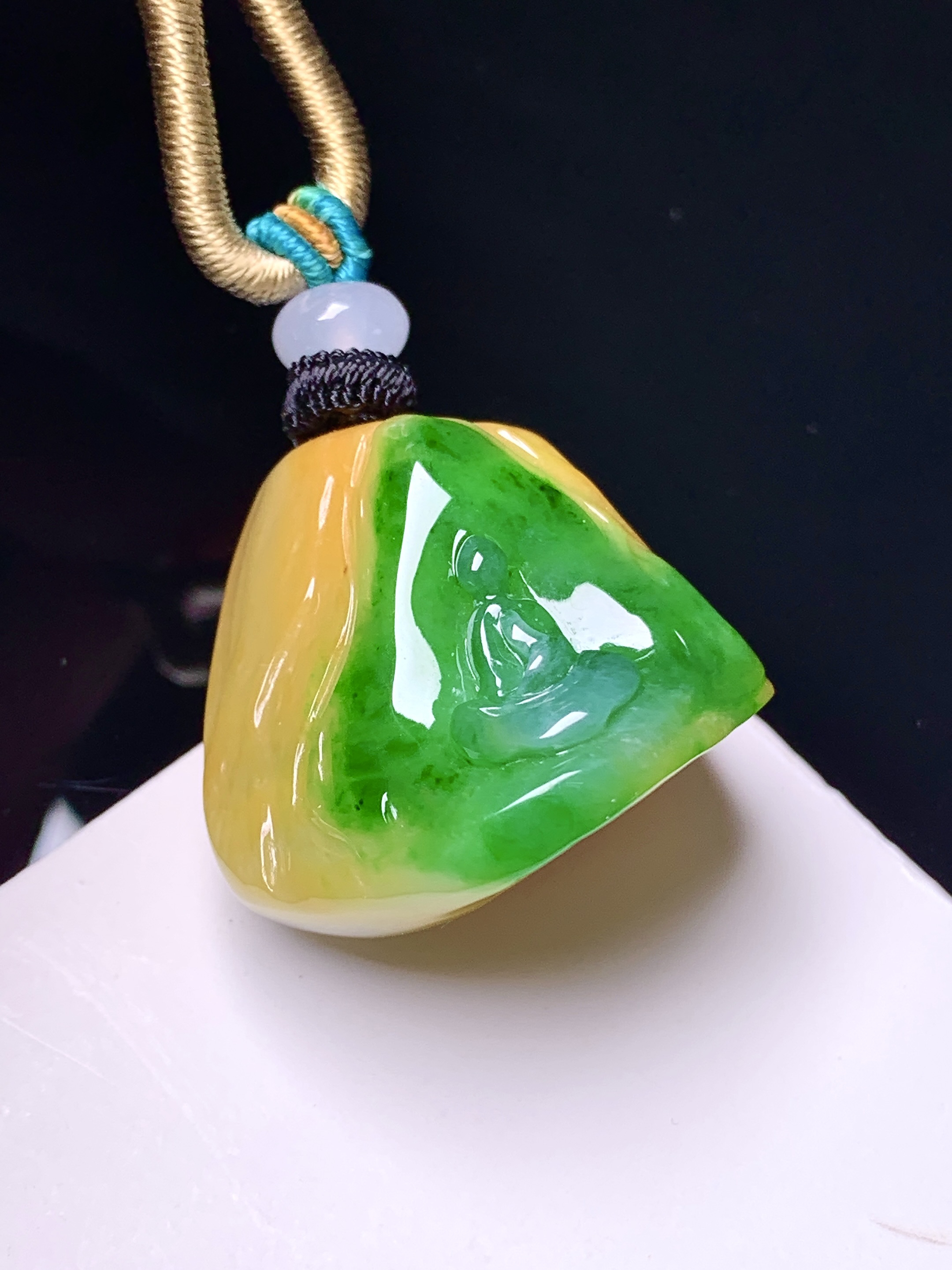 黄绿翡莲蓬吊坠 玉质细腻 色泽艳丽清新 水润亮眼 整体尺寸28.2*25*19.8 w1