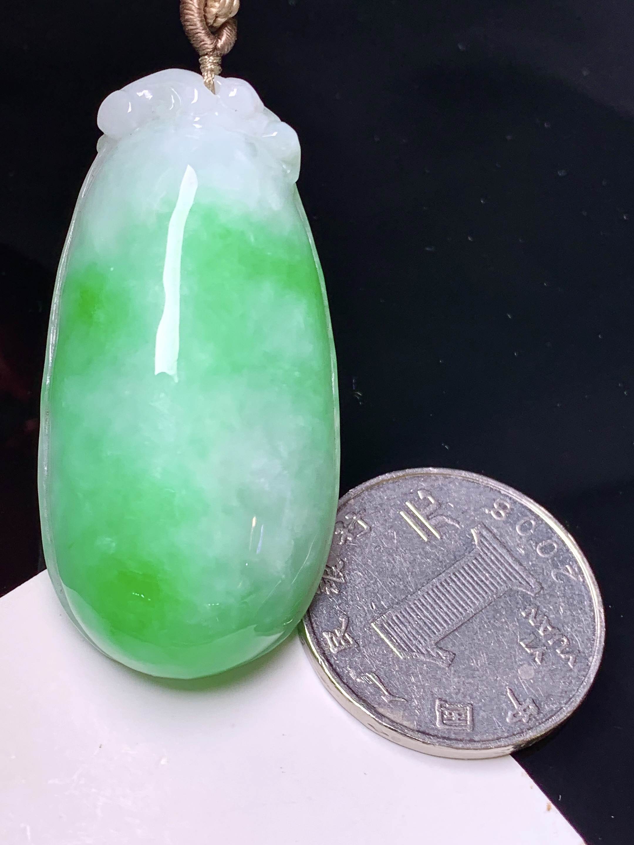 阳绿福瓜吊坠 玉质细腻 色泽艳丽清新 水润亮眼 整体尺寸45.5*23*11.5 a5