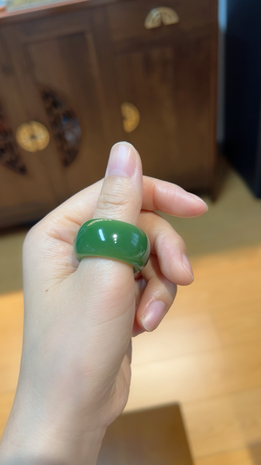 精品级｜碧玉扳指

内径21 高15 厚5.2m m