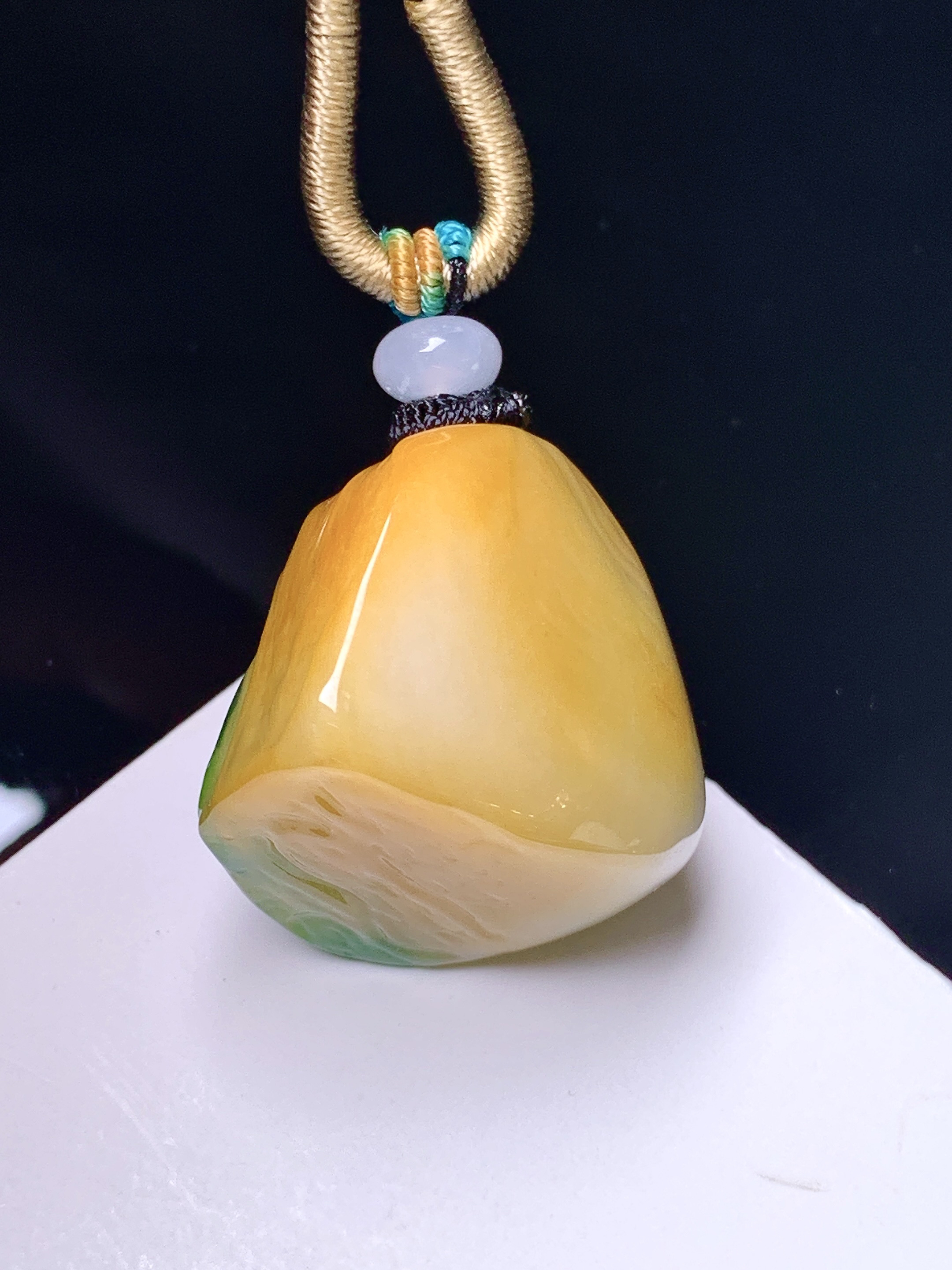 黄绿翡莲蓬吊坠 玉质细腻 色泽艳丽清新 水润亮眼 整体尺寸28.2*25*19.8 w1