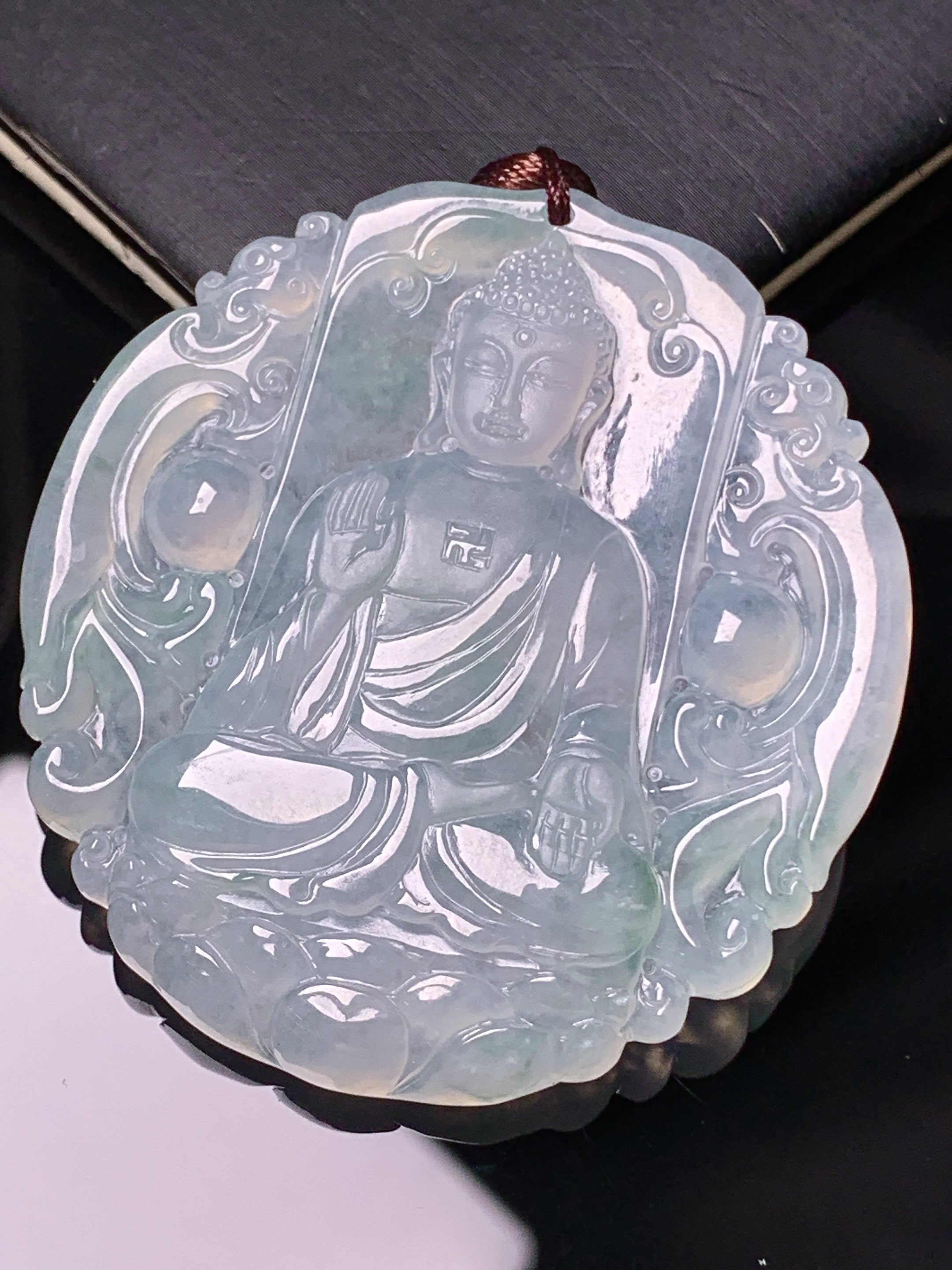 冰种大日如来佛祖吊坠 玉质细腻 色泽艳丽清新 水润亮眼 整体尺寸47.3*41.3*5.8 b2