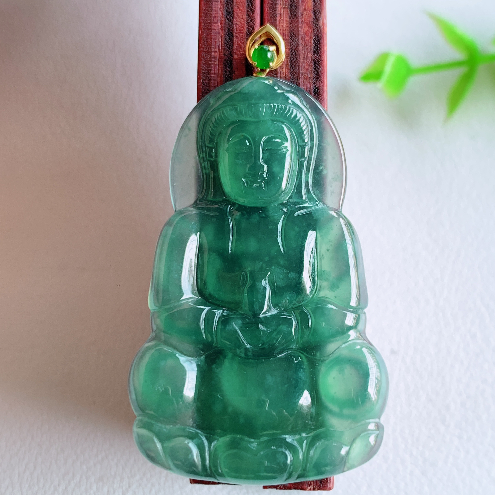 18k金扣蓝冰精雕观音吊坠，法相端庄大气，工艺精湛，种色浓郁，细腻饱满冰润，种老水足，收藏佳品，佩戴