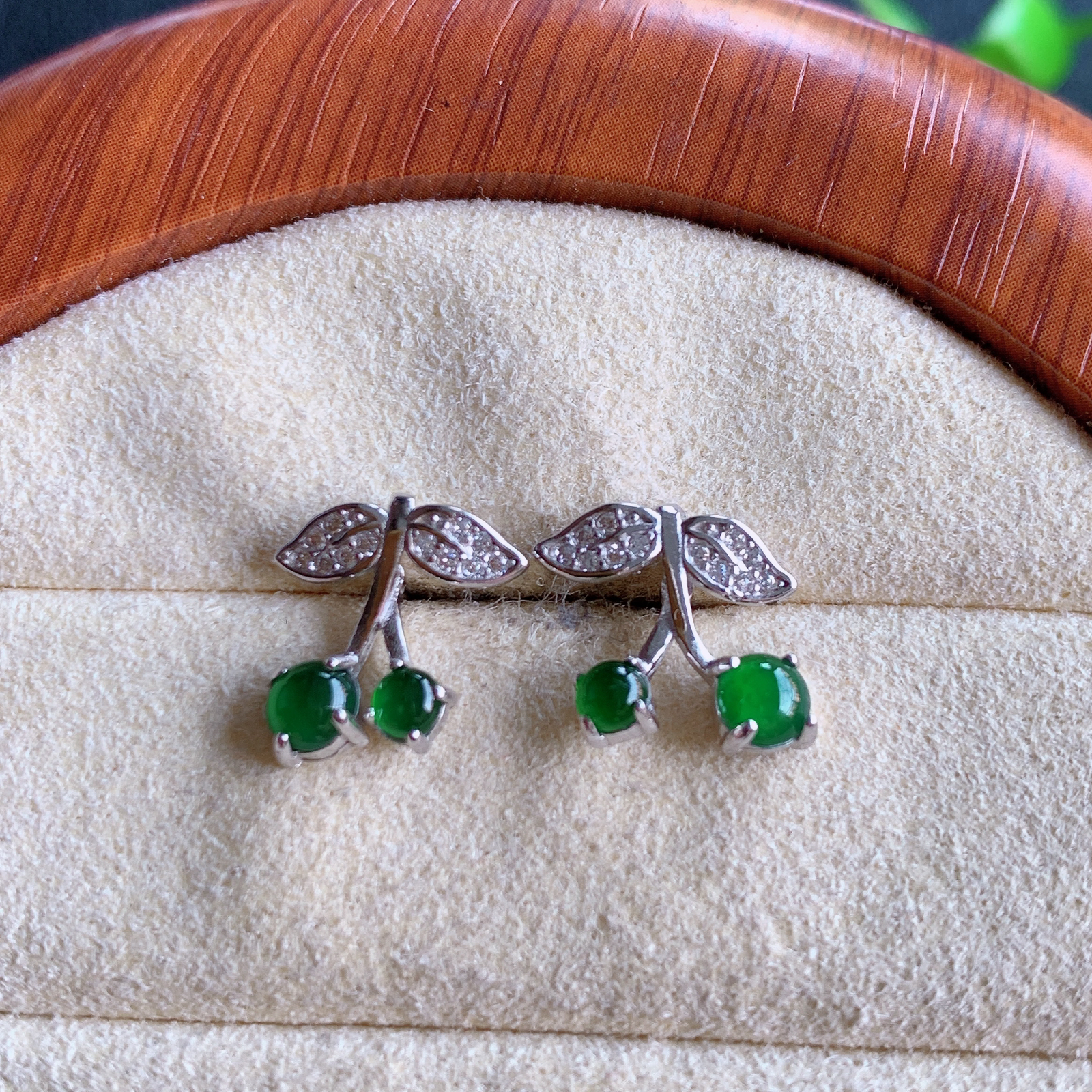 冰满绿翡翠925银镶嵌蛋面耳钉，自然光实拍，颜色漂亮，种老水足，品相佳，佩戴佳品！W481.16  
