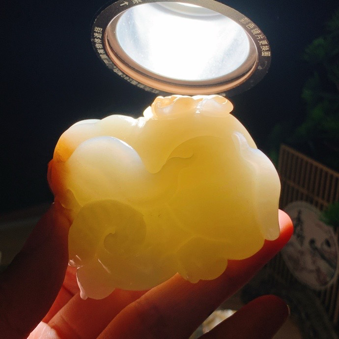 新疆且末糖白太平盛像大象把件！尺寸58/38/44重186.5克。玉质细腻油润。手推出油。佩戴高端典雅。lt260916