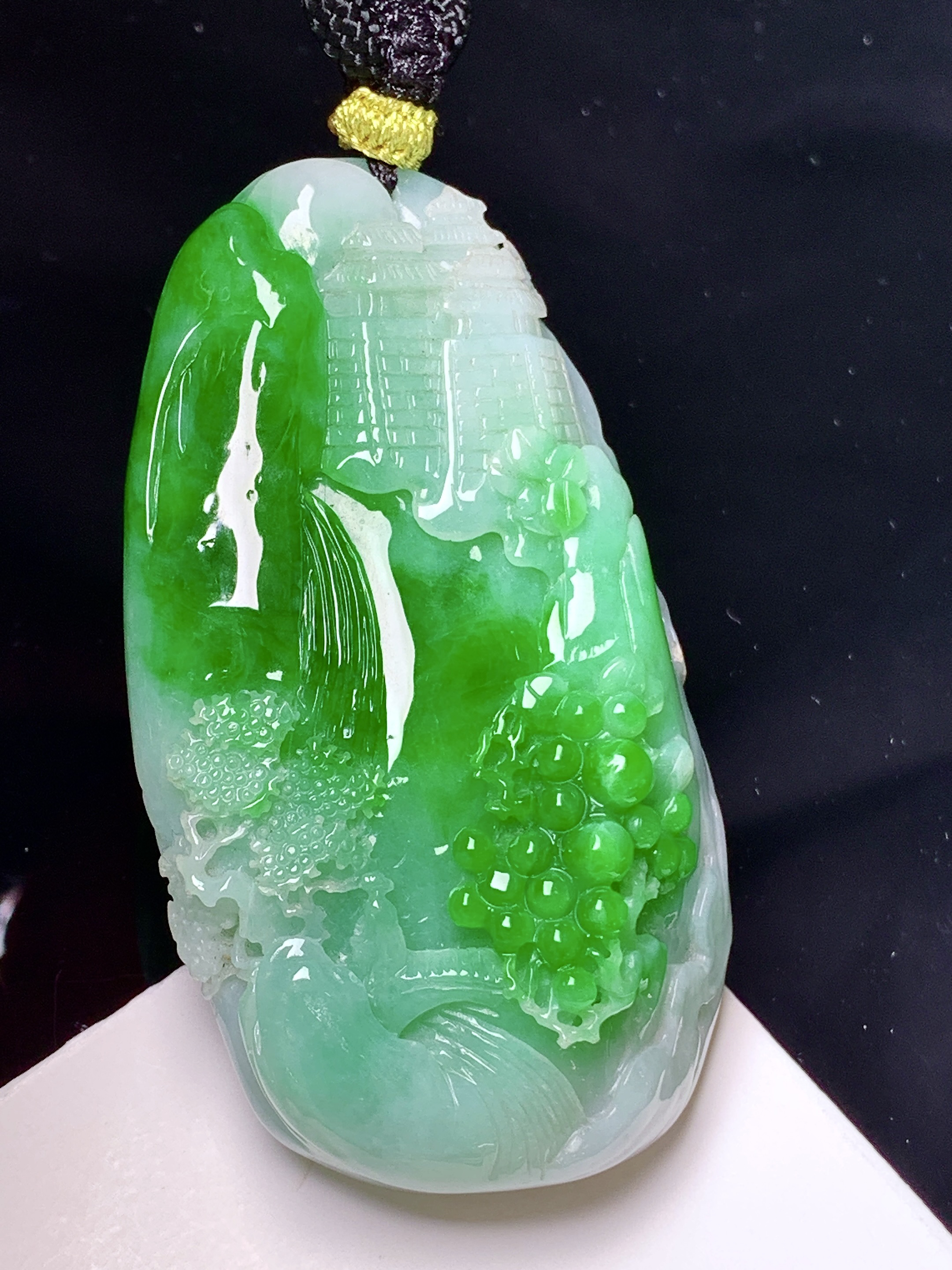 飘绿山水牌子吊坠 玉质细腻 色泽艳丽清新 水润亮眼 整体尺寸60.8*34.2*17.3 a5