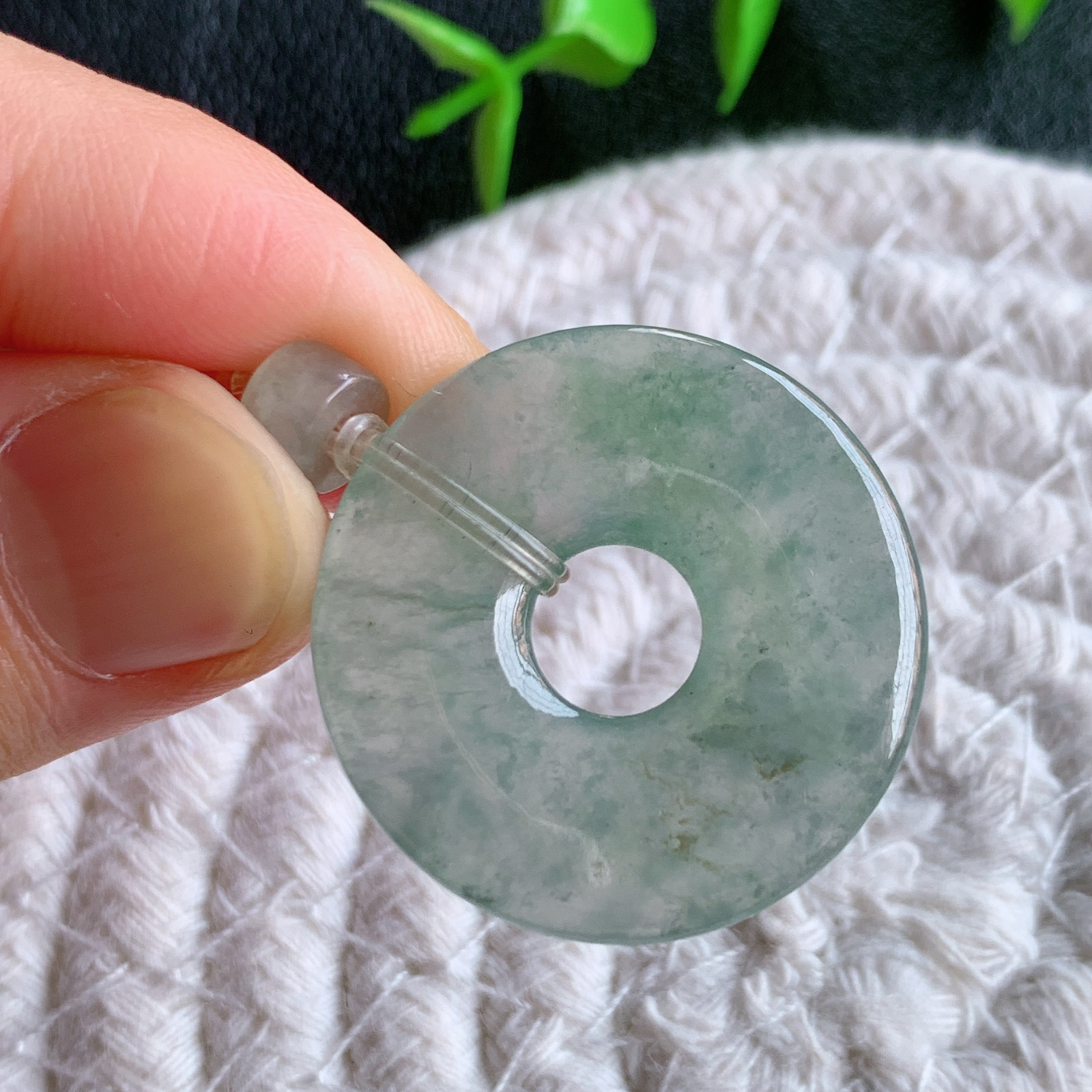 冰润平安扣吊坠，厚装饱满，冰润剔透，细腻水足，种质润泽，飘花灵动，佩戴优雅大气，W03.16 尺寸：32.8-27.8-3.8mm
