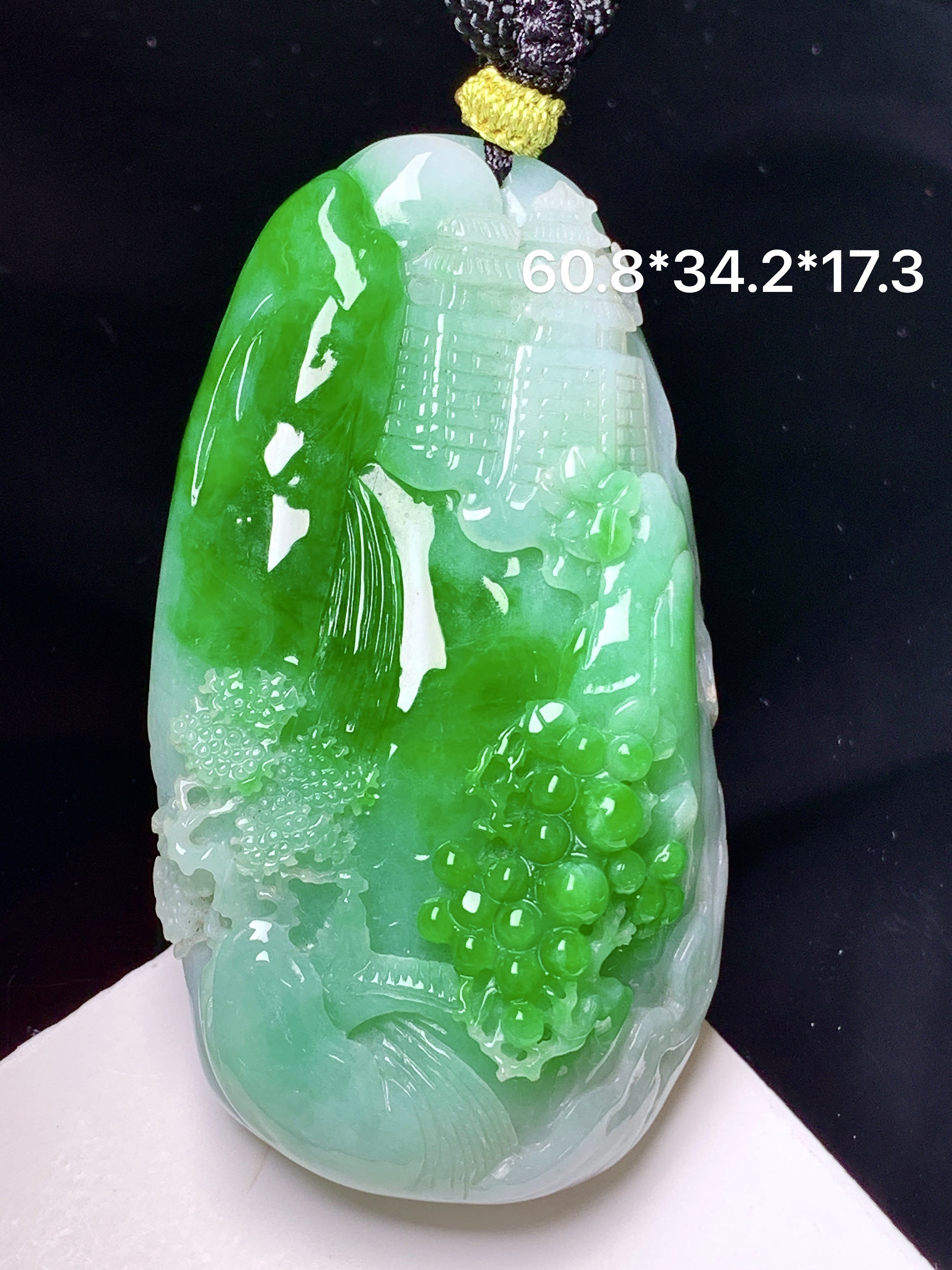 飘绿山水牌子吊坠 玉质细腻 色泽艳丽清新 水润亮眼 整体尺寸60.8*34.2*17.3 a5