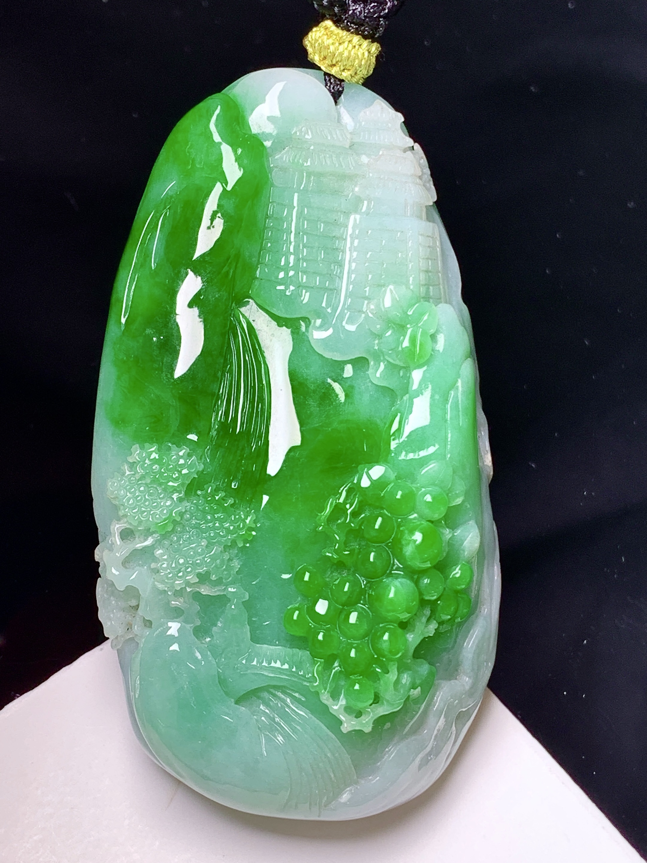 飘绿山水牌子吊坠 玉质细腻 色泽艳丽清新 水润亮眼 整体尺寸60.8*34.2*17.3 a5