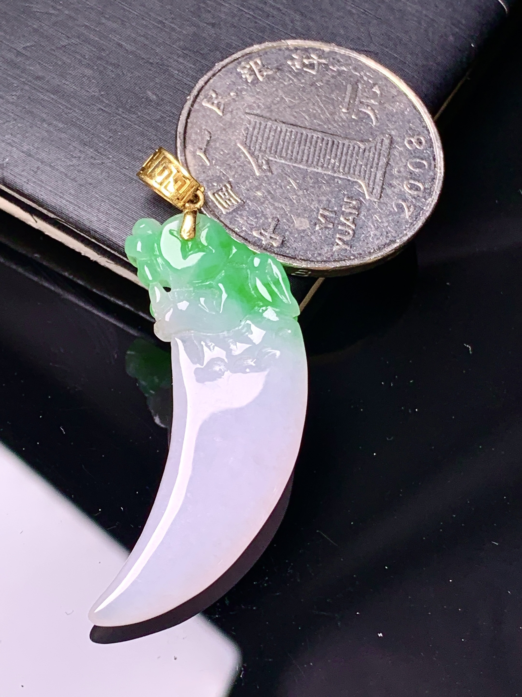 18k金镶嵌飘绿龙牙吊坠 玉质细腻 色泽艳丽清新 水润亮眼 裸石尺寸36*12.5*4 z1