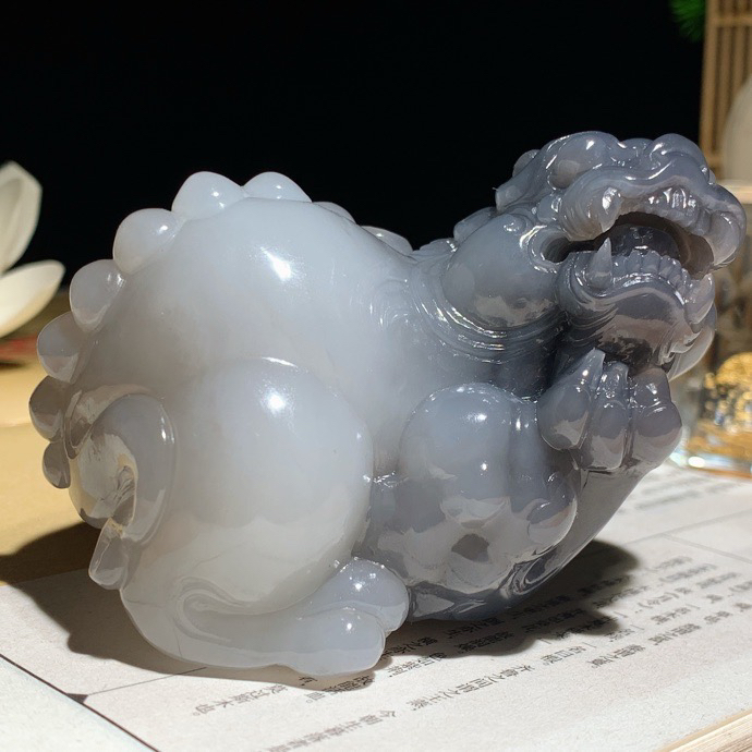 和田玉白玉烟紫招财貔貅把件！尺寸68/50/51重285克。玉质细腻油润。手推出油。佩戴高端典雅。l