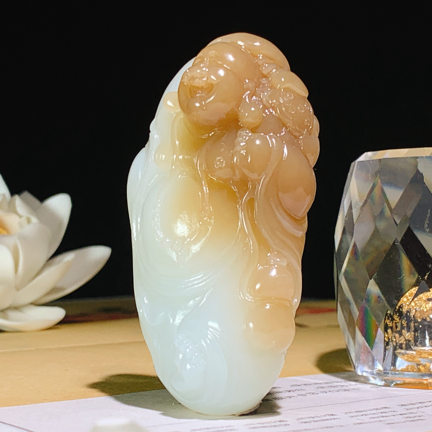 新疆且末糖白佛引福来挂件！尺寸66/35/17重73克。玉质细腻油润。手推出油。佩戴高端典雅。lt260916
