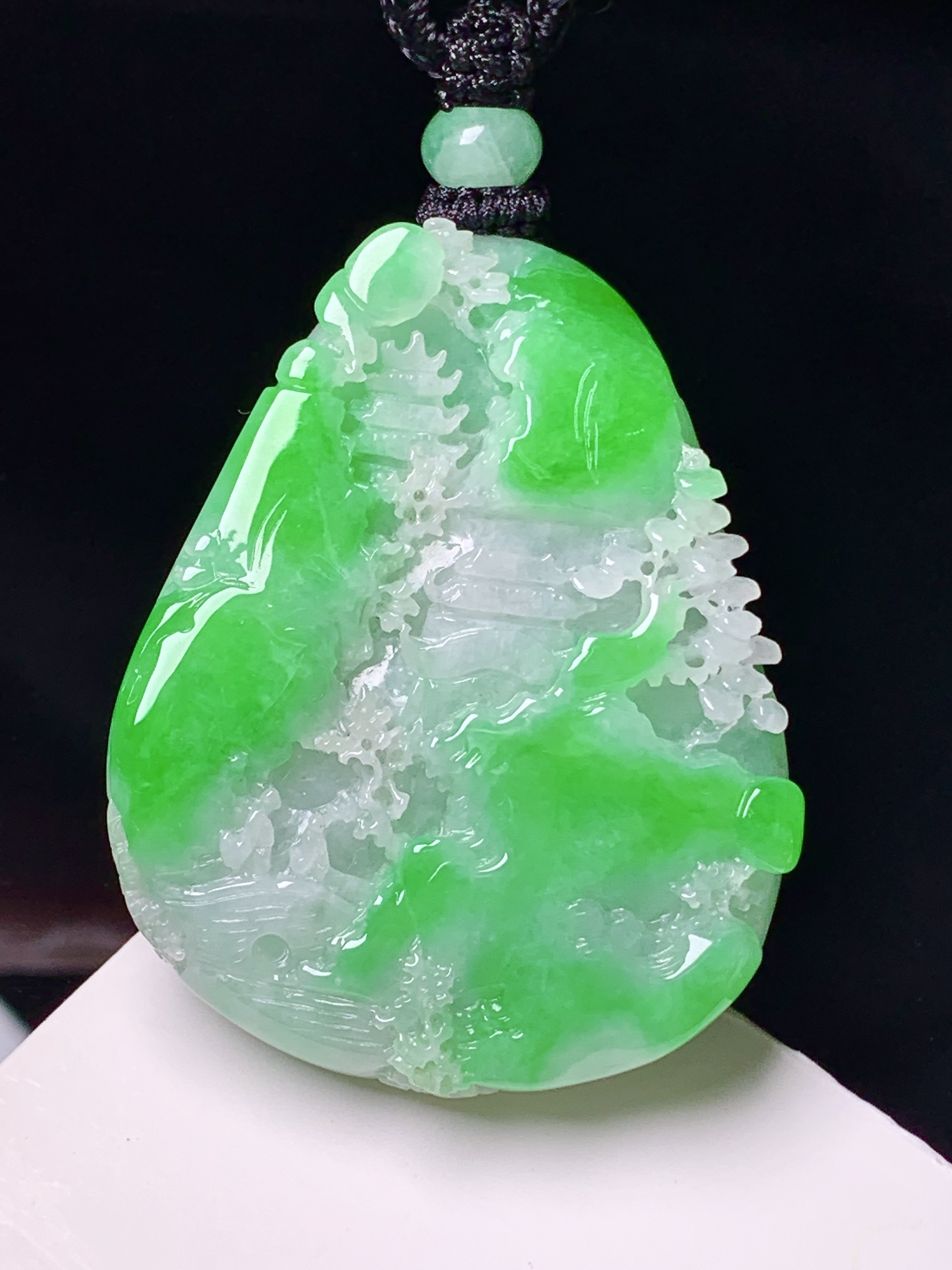 飘绿山水牌子吊坠 玉质细腻 色泽艳丽清新 水润亮眼 整体尺寸46.6*36.6*8.8 w1