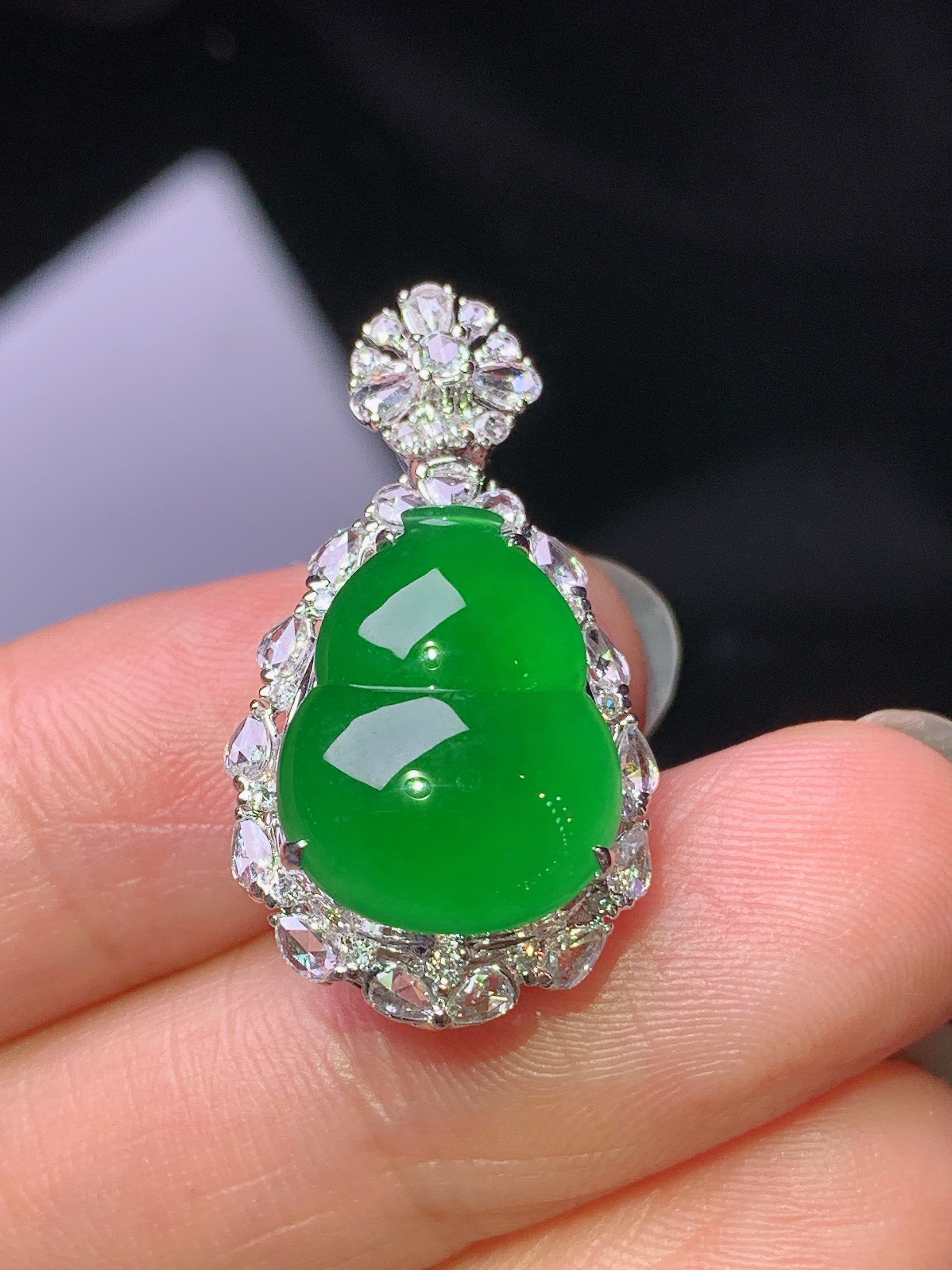 18k金钻镶嵌满绿葫芦吊坠 玉质细腻 色泽艳丽清新 水润亮眼 整体尺寸27.6*15.2*10.8 h2