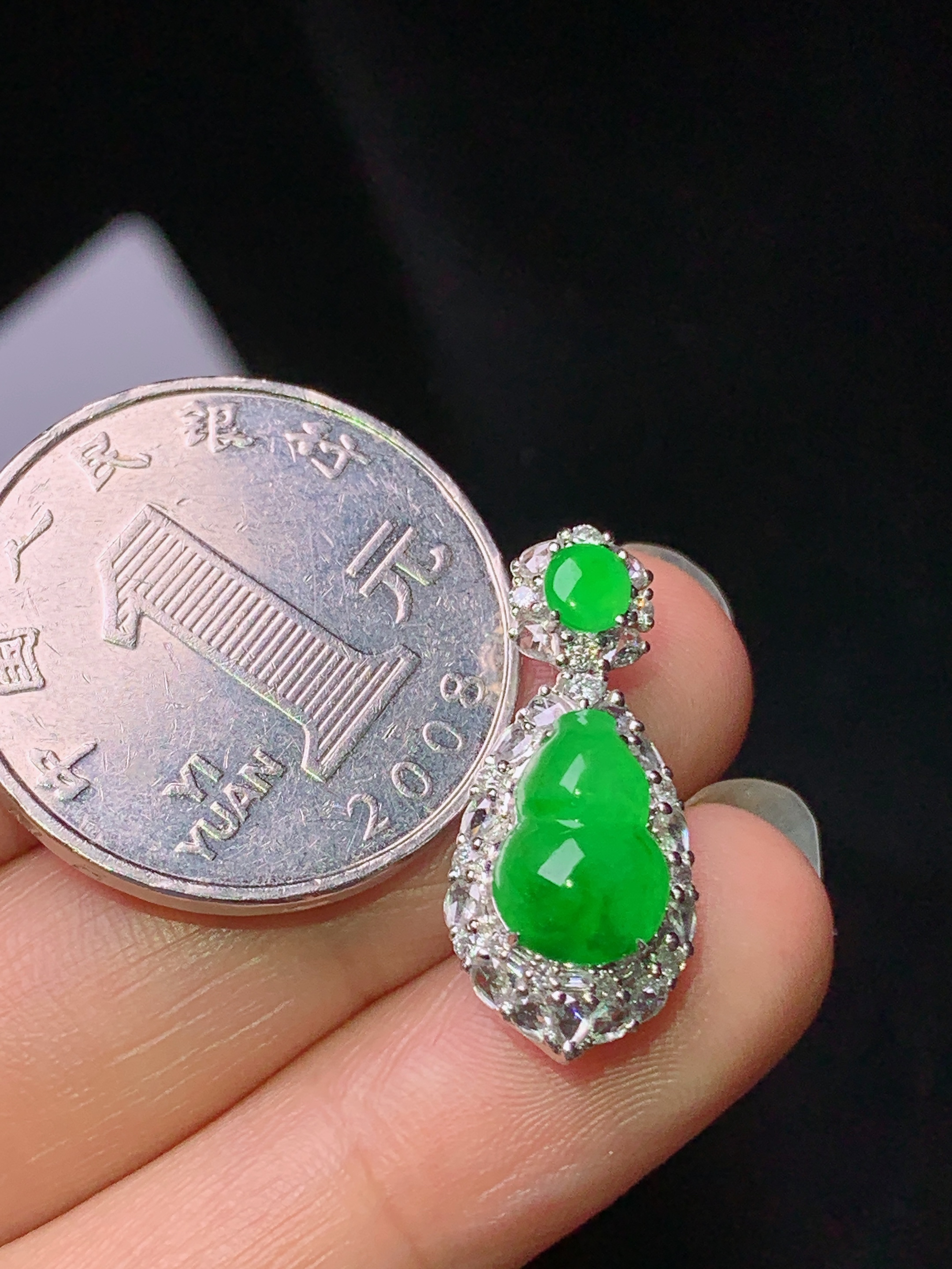 18k金钻镶嵌满绿葫芦吊坠 玉质细腻 色泽艳丽清新 水润亮眼 整体尺寸23.2*10.5*9 i1