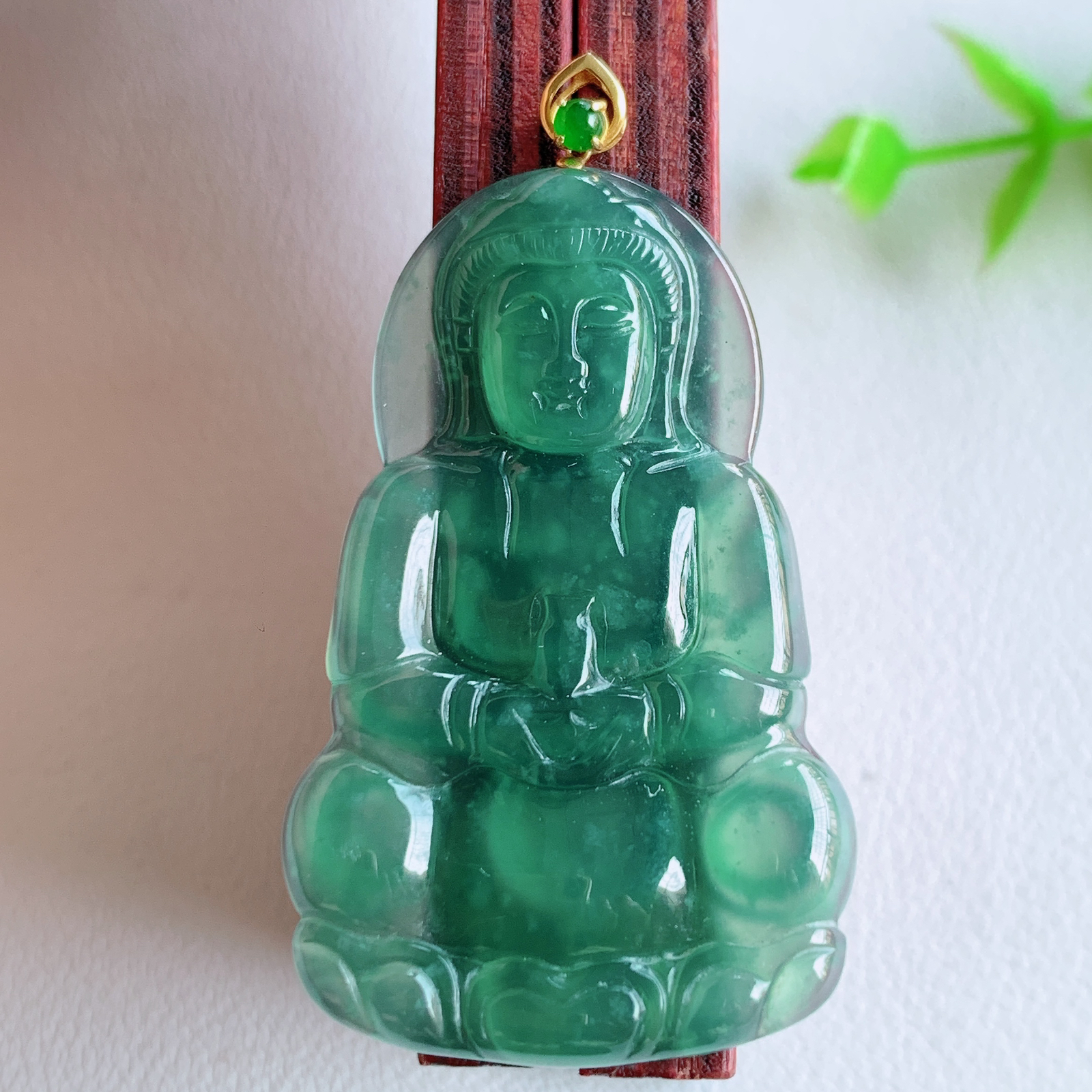 18k金扣蓝冰精雕观音吊坠，法相端庄大气，工艺精湛，种色浓郁，细腻饱满冰润，种老水足，收藏佳品，佩戴