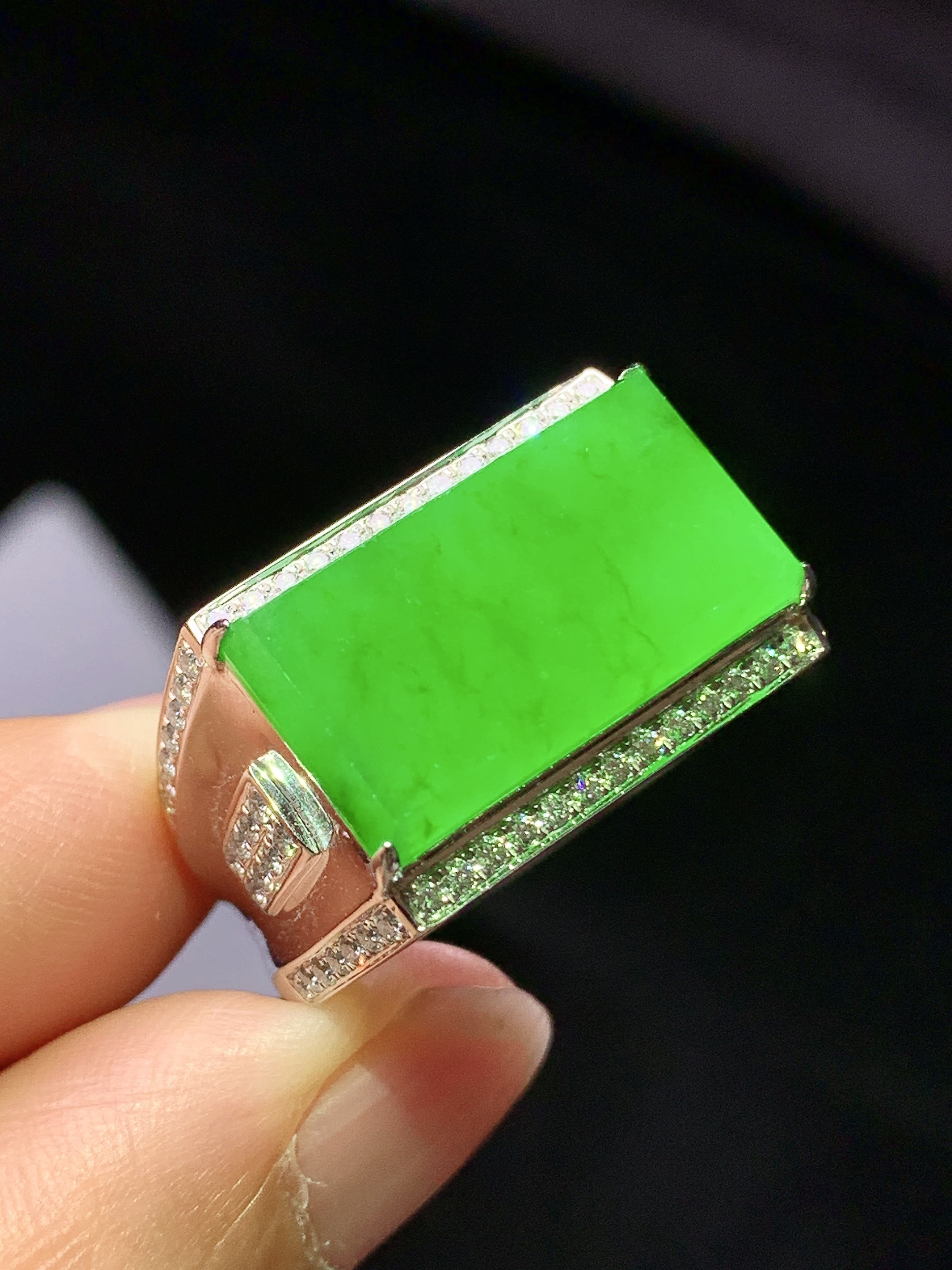 18k金钻镶嵌阳绿马鞍戒指 玉质细腻 色泽艳丽清新 水润亮眼 圈口22 裸石尺寸10.2*18.8*3.5 j6