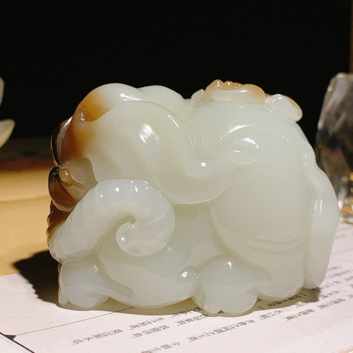 新疆且末糖白太平盛像大象把件！尺寸58/38/44重186.5克。玉质细腻油润。手推出油。佩戴高端典
