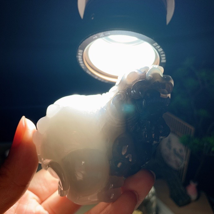 和田玉白玉烟紫招财貔貅把件！尺寸68/50/51重285克。玉质细腻油润。手推出油。佩戴高端典雅。lt260916
