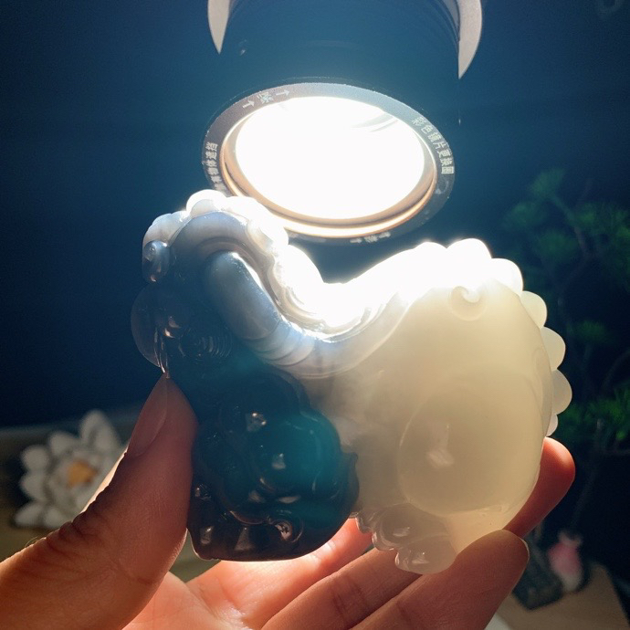 和田玉白玉烟紫招财貔貅把件！尺寸68/50/51重285克。玉质细腻油润。手推出油。佩戴高端典雅。lt260916