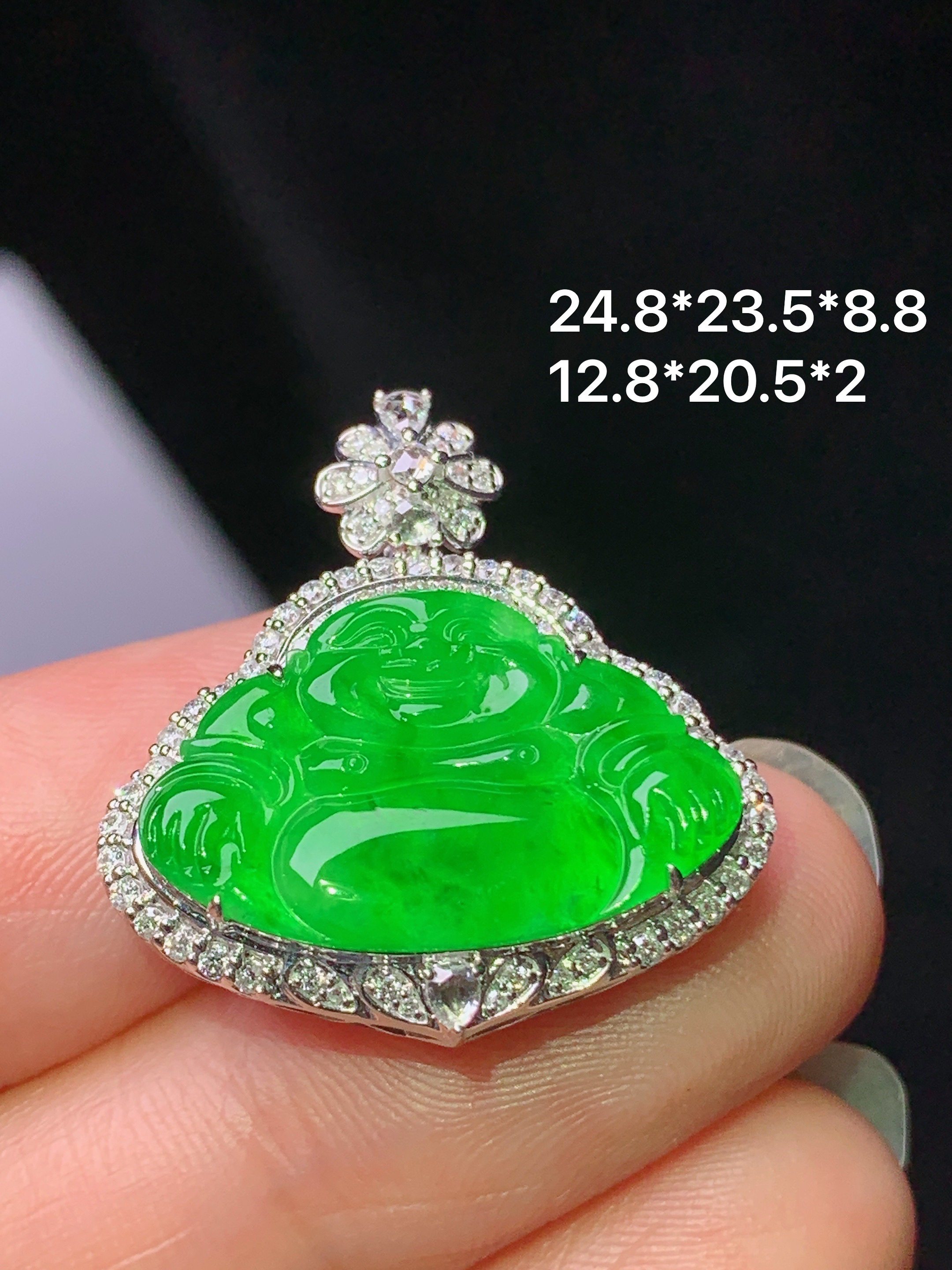18k金钻镶嵌阳绿佛公吊坠 玉质细腻 色泽艳丽清新 水润亮眼 整体尺寸24.8*23.5*8.8 i1