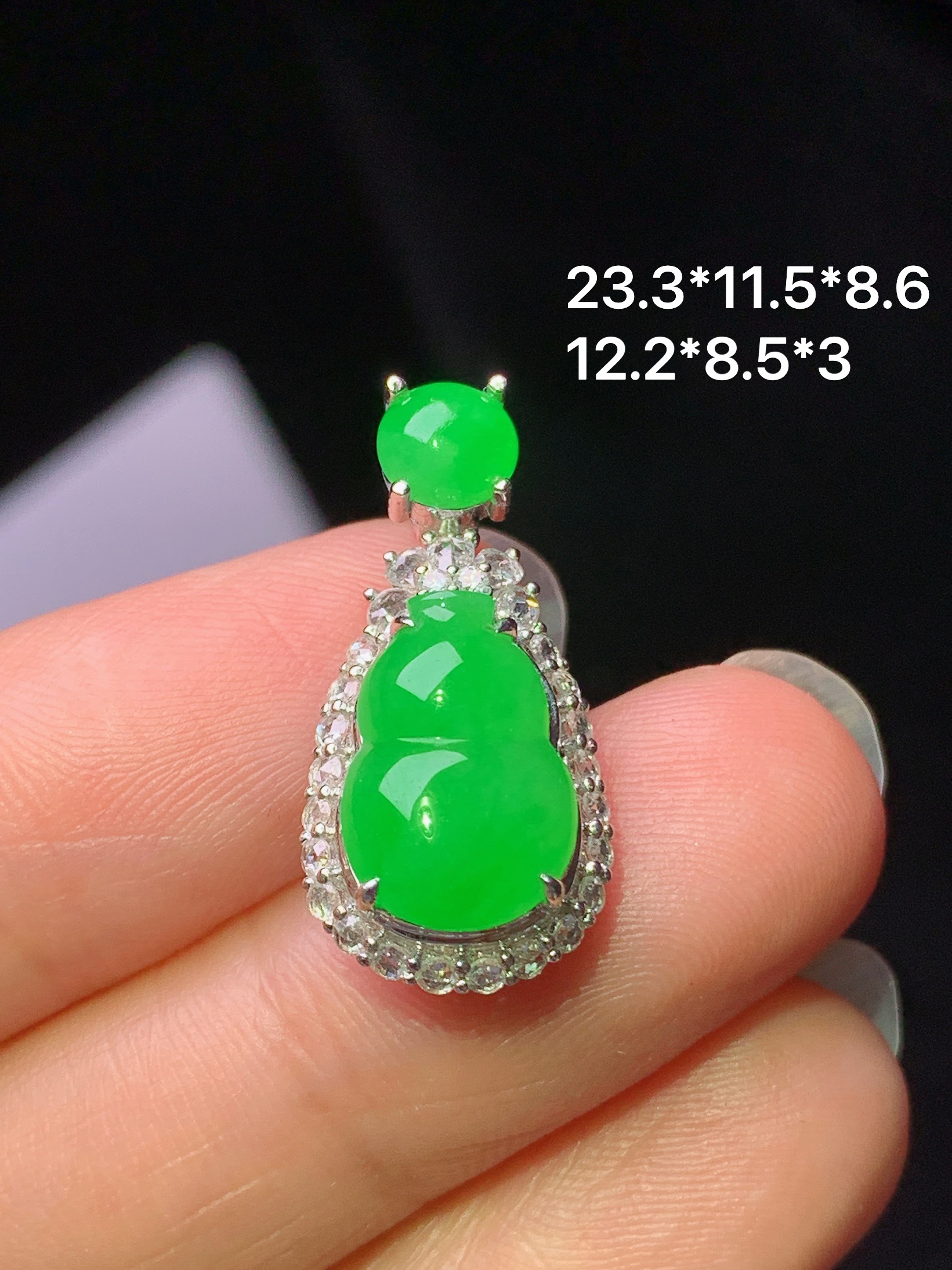 18k金钻镶嵌阳绿葫芦吊坠 玉质细腻 色泽艳丽清新 水润亮眼 整体尺寸23.3*11.5*8.6 i1