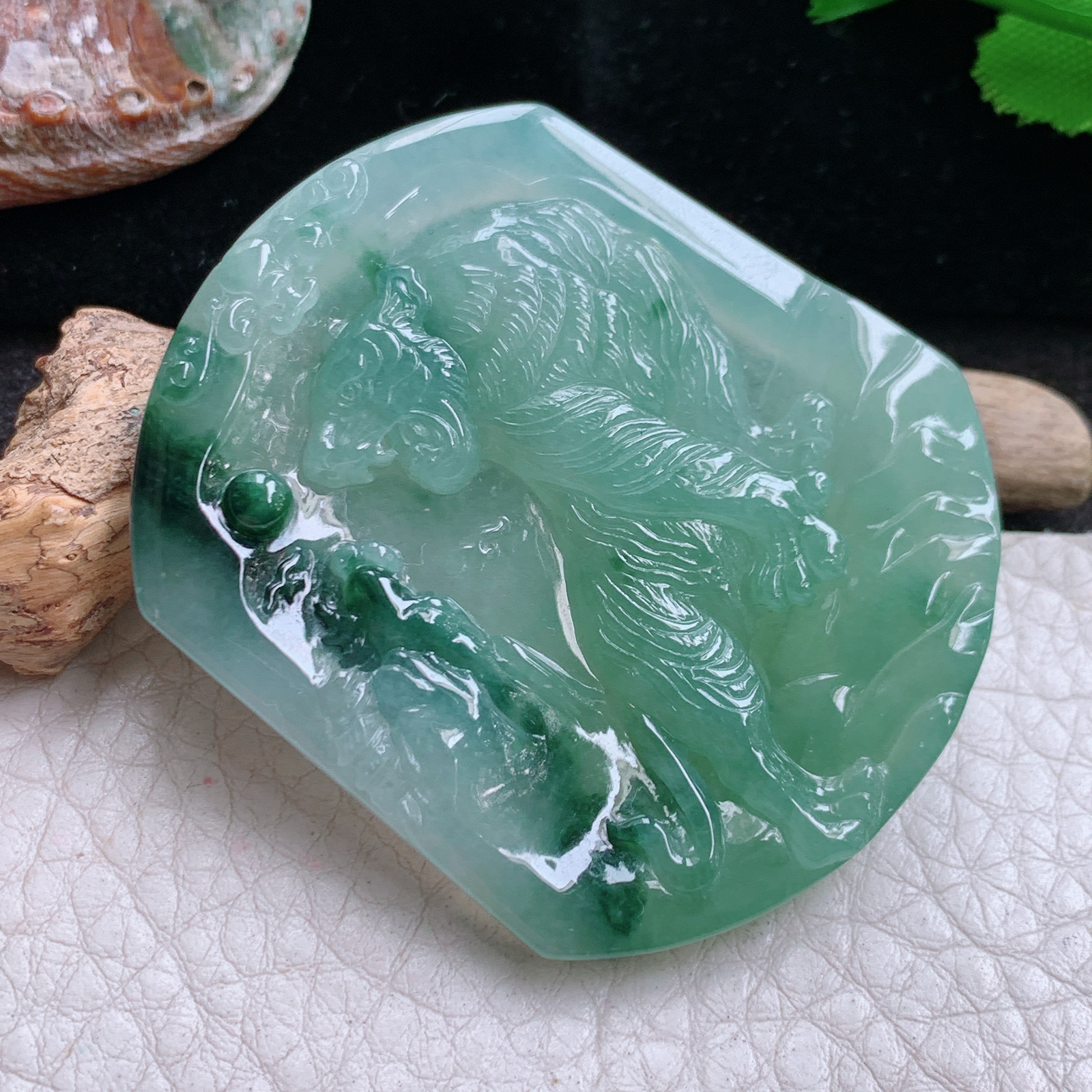 ktj实拍52.5*44.5*5.8缅甸翡翠精雕高品质冰飘花上山虎 生肖虎玉吊坠