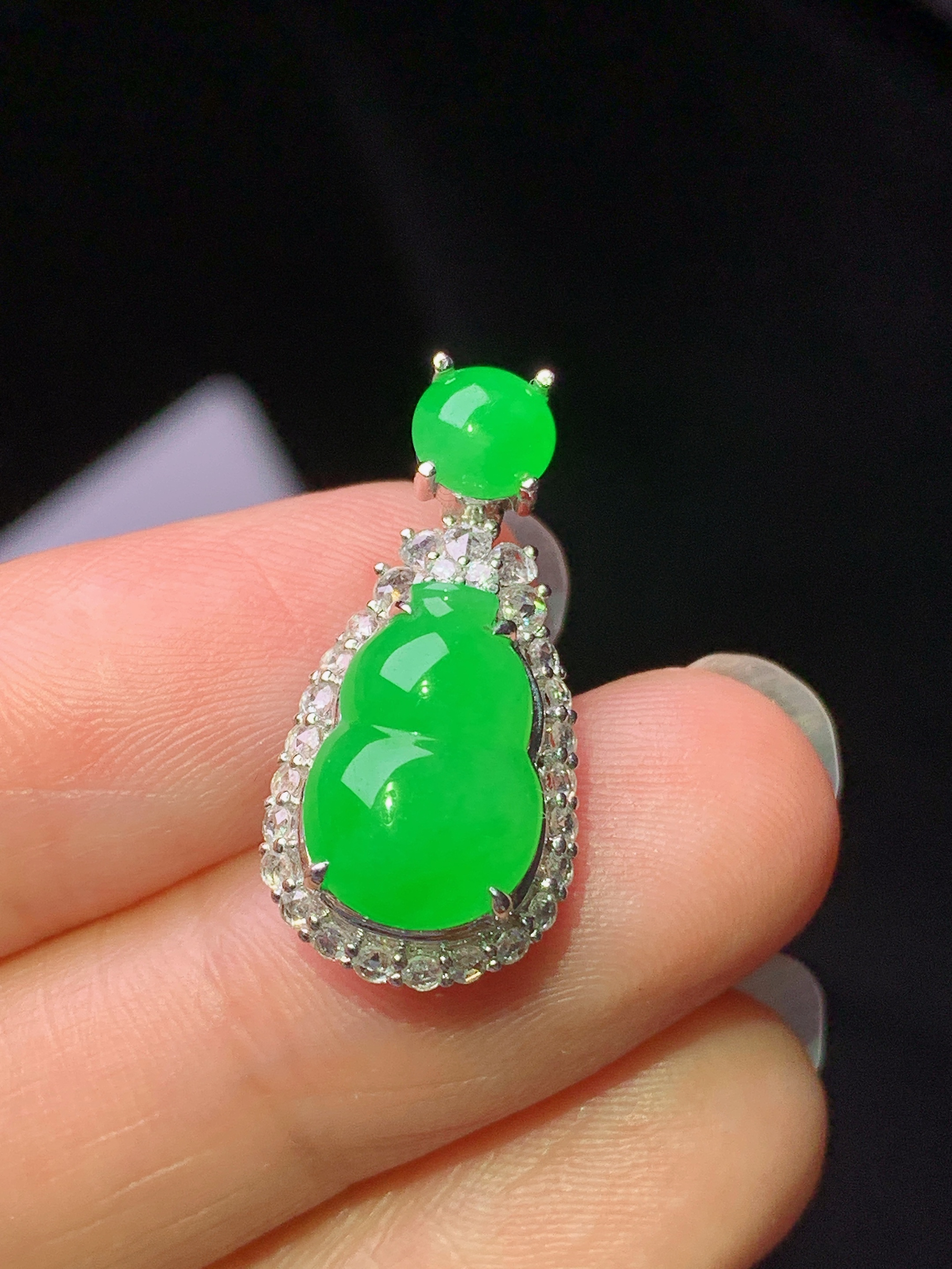 18k金钻镶嵌阳绿葫芦吊坠 玉质细腻 色泽艳丽清新 水润亮眼 整体尺寸23.3*11.5*8.6 i1