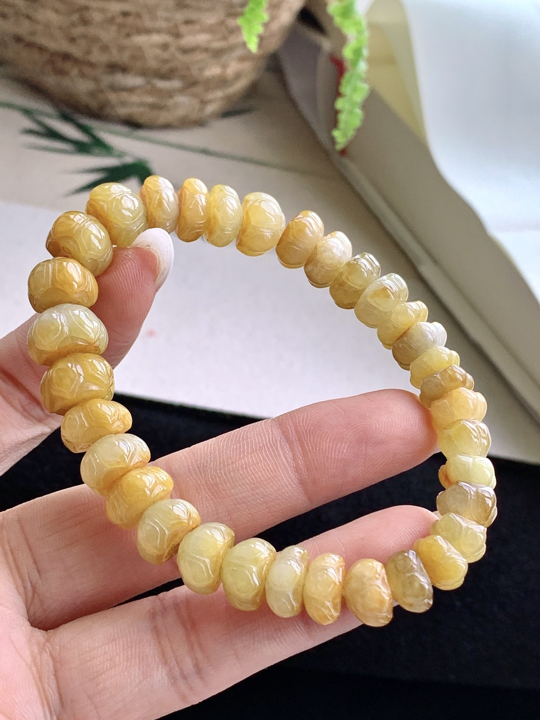 【珠子】️糯冰黄翡手串荷花手串 【说明】缅甸 性比高 【尺寸】9.8-5.2 【重量】36.6克