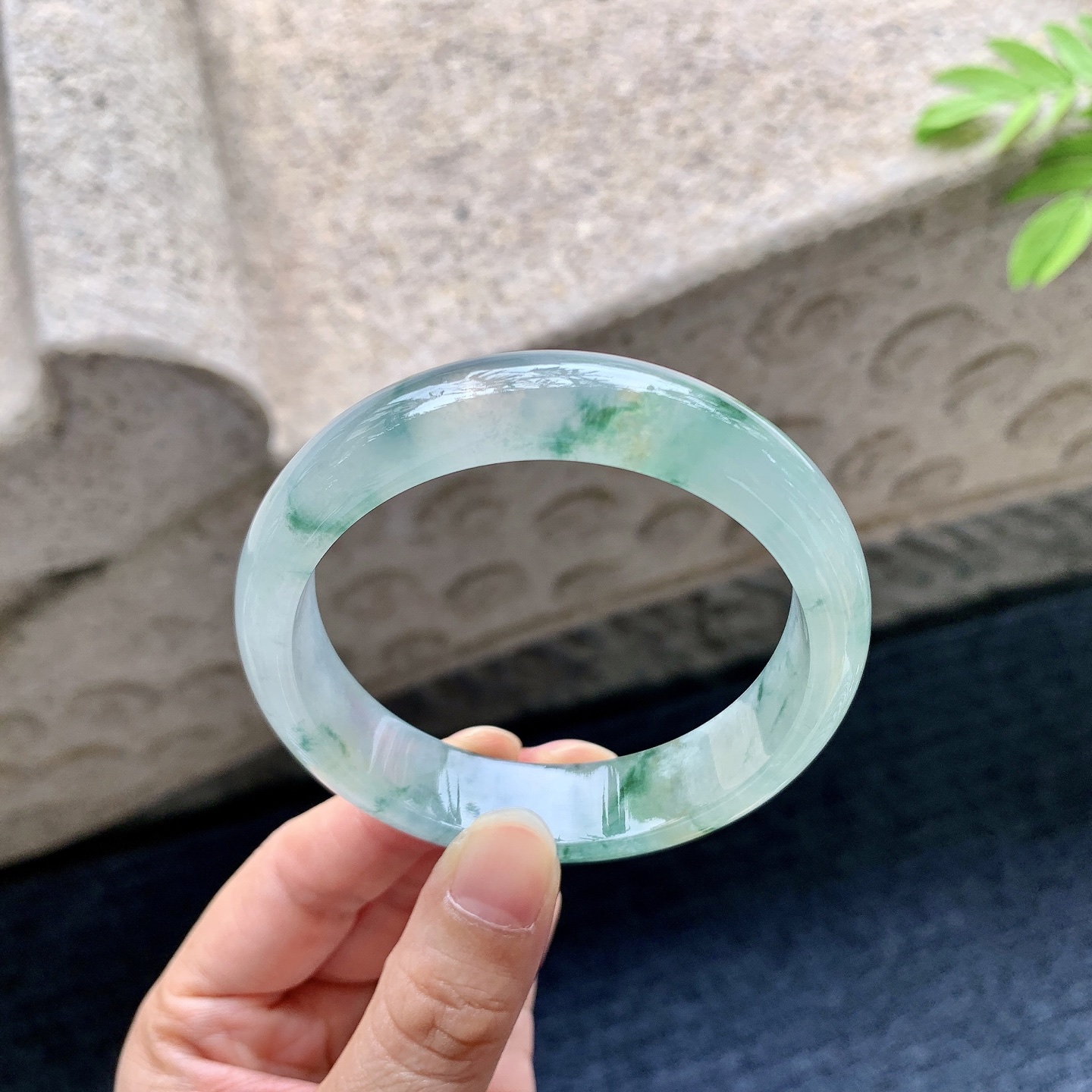 正圈55 56 圈口56.4/13.8/7.3 编码HJ090508 冰糯飘花，飘黄翡，水润，种老，细腻，无裂