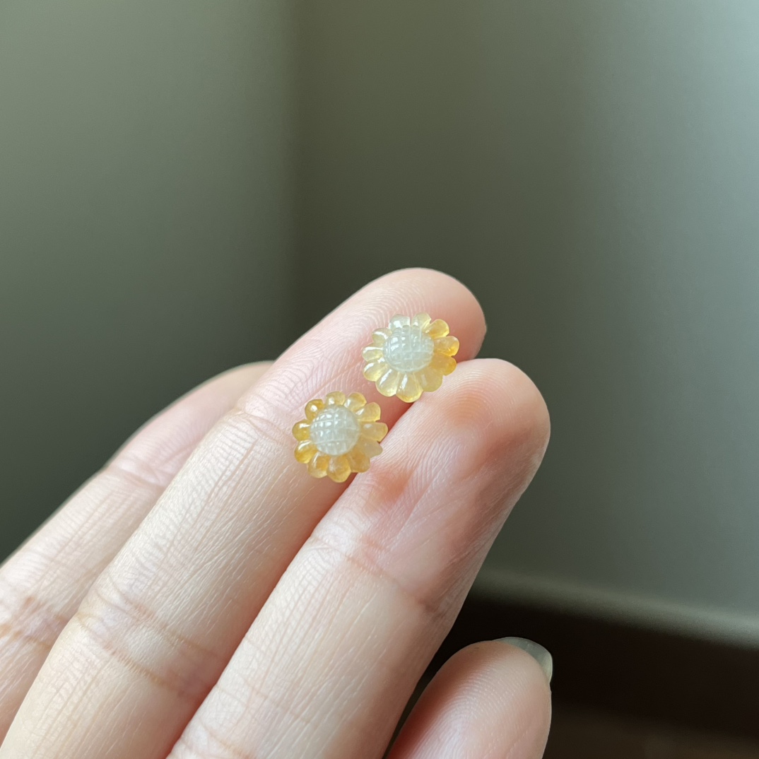 4号，18K金扣镶冰黄翡俏色向日葵耳钉，太阳花，向阳花，种水好，冰透无裂，尺寸9.1×4.1，送耳塞