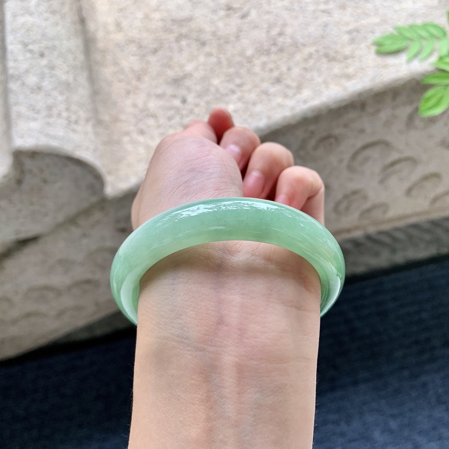 正圈54 55 圈口54.7/12/8.1 编码W6090723 糯冰飘绿，水润，种老，细腻，打灯有棉线