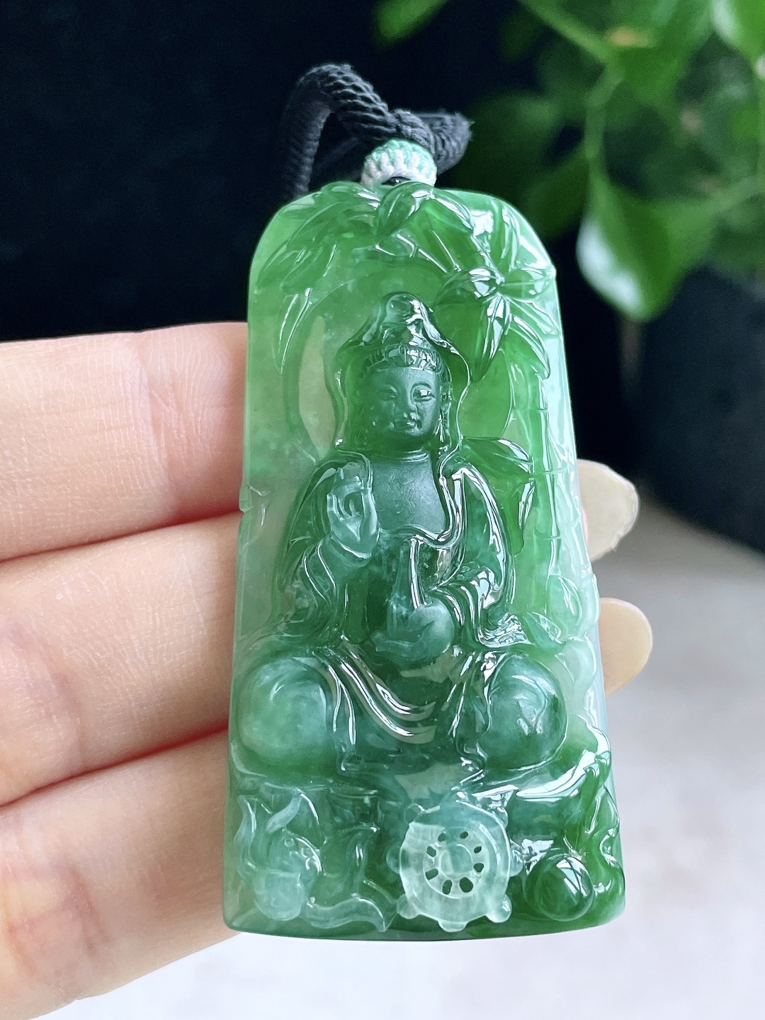 【裸石】冰种晴绿竹林观音牌吊坠 【说明】缅甸 无裂 性比高 厚装 【尺寸】59.3-29.7-9 【重量】30.8克