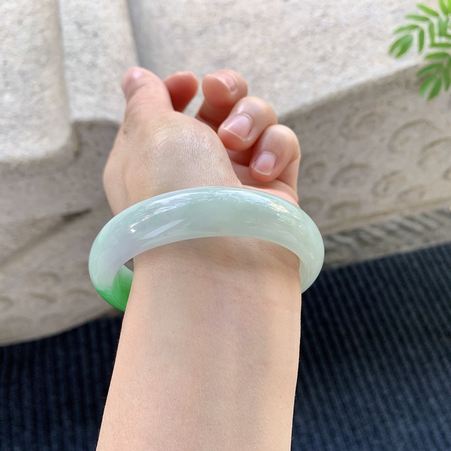 正圈56 57 圈口56.7/14.1/7.7 编码Q5091661 糯冰带一抹阳绿，水润，种老，细腻，打灯有絮线