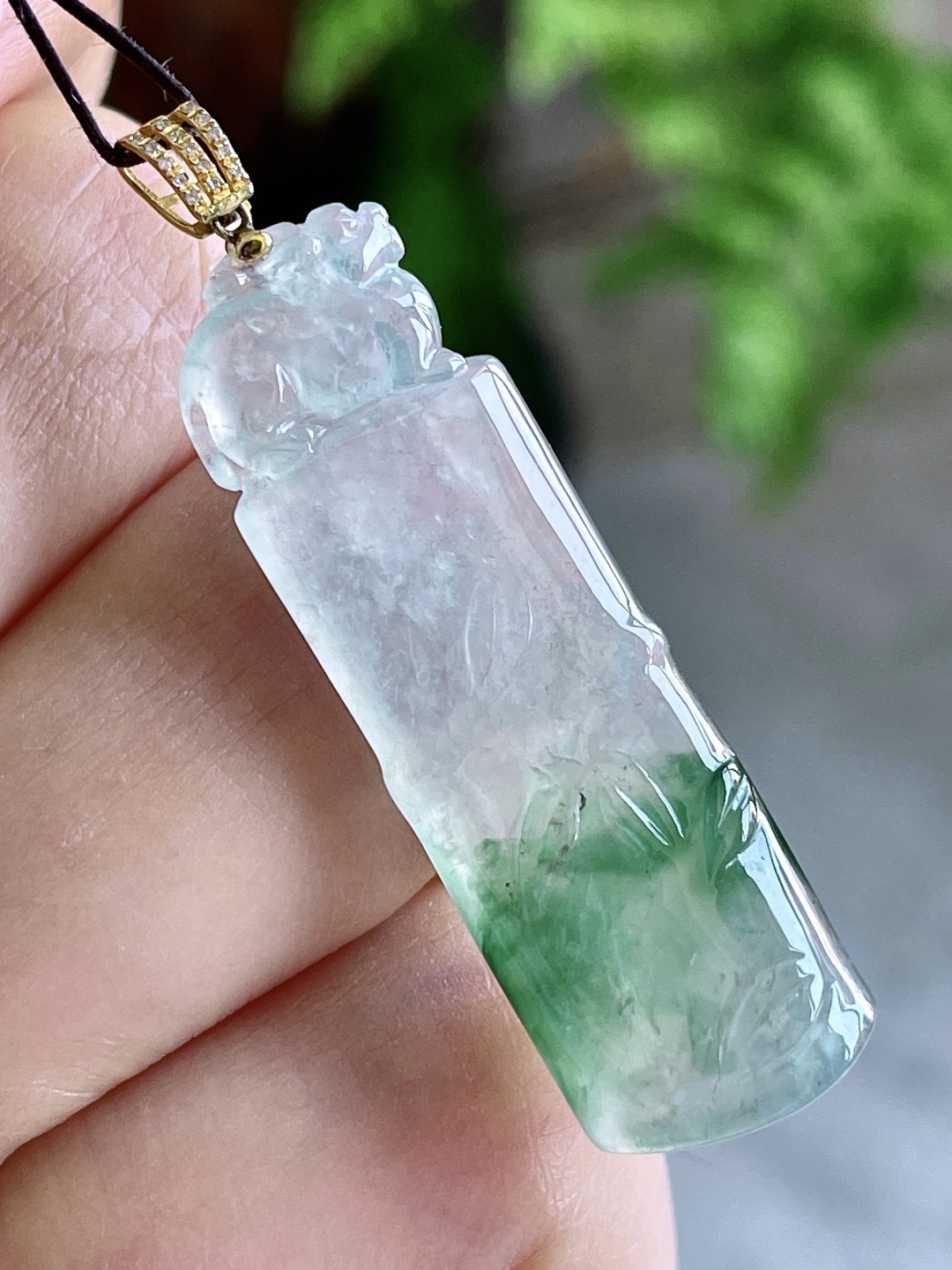 【镶嵌】冰种飘花竹子竹节貔貅吊坠 【说明】缅甸 18k金镶嵌 无裂 性比高 【整体】45 【裸石】39-12.4-5 【重量】6克
