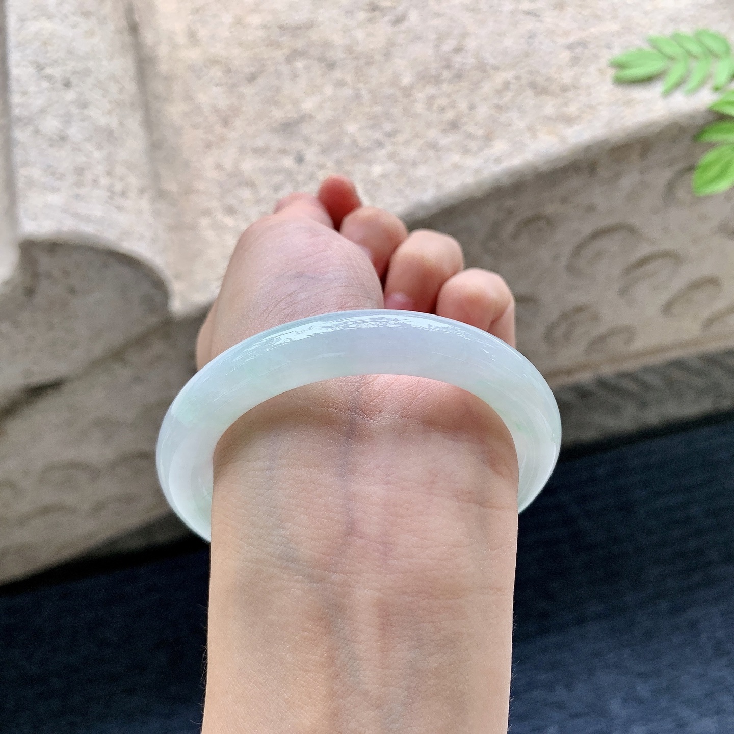 圆条54 55 圈口54/9.8/9.7 编码Q5090837 糯冰飘绿，水润，种老，细腻，打灯有絮线