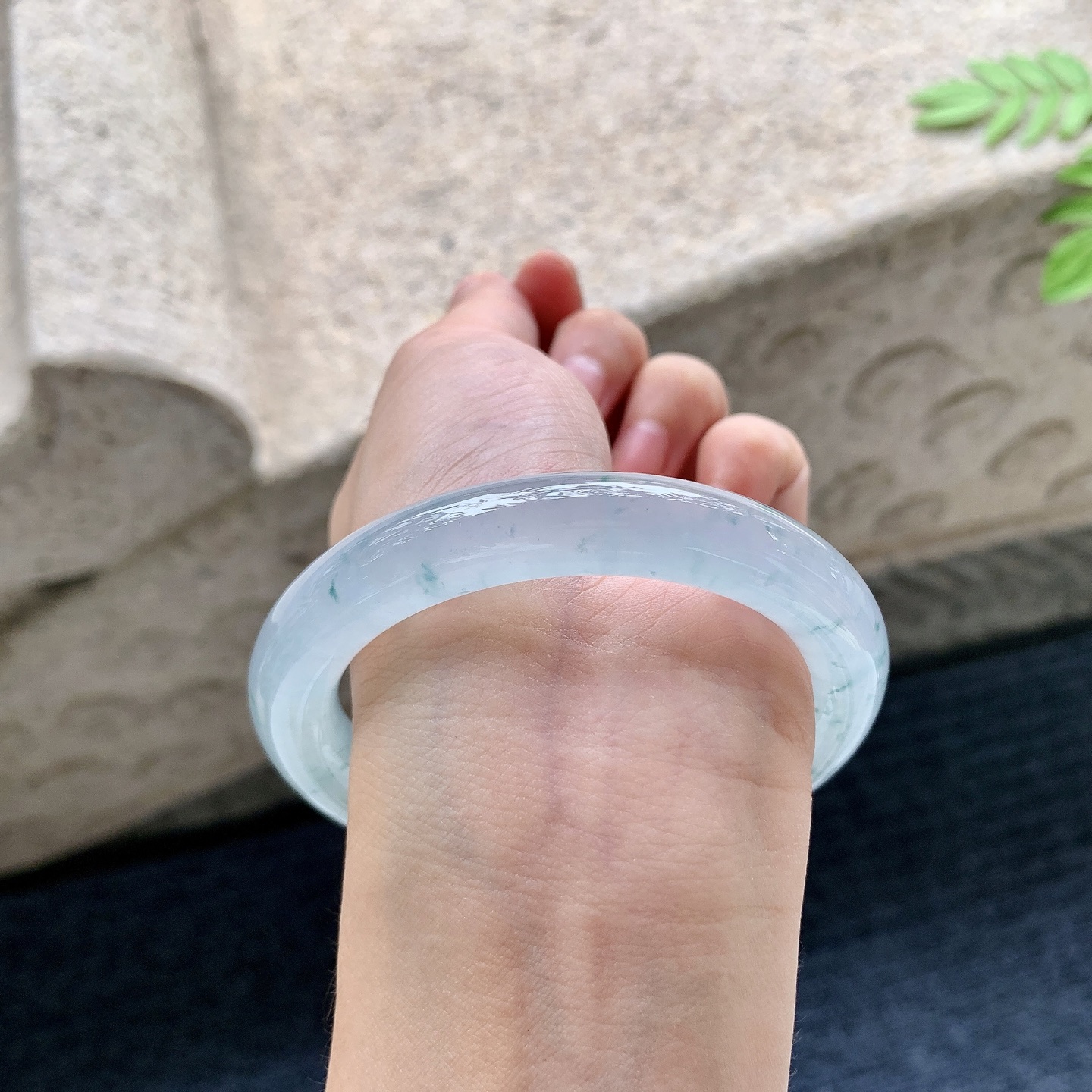 圆条56 57 圈口57/11.6/10.2 编码HW090811 冰飘花，水润，种老，细腻，打灯有絮线