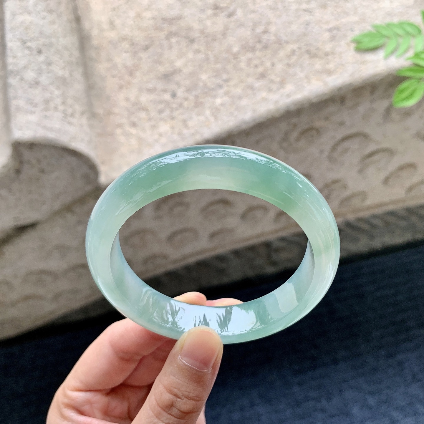 正圈56 57 圈口57.2/13/8 编码Q5090722 糯冰飘绿，水润，种老，细腻，无裂