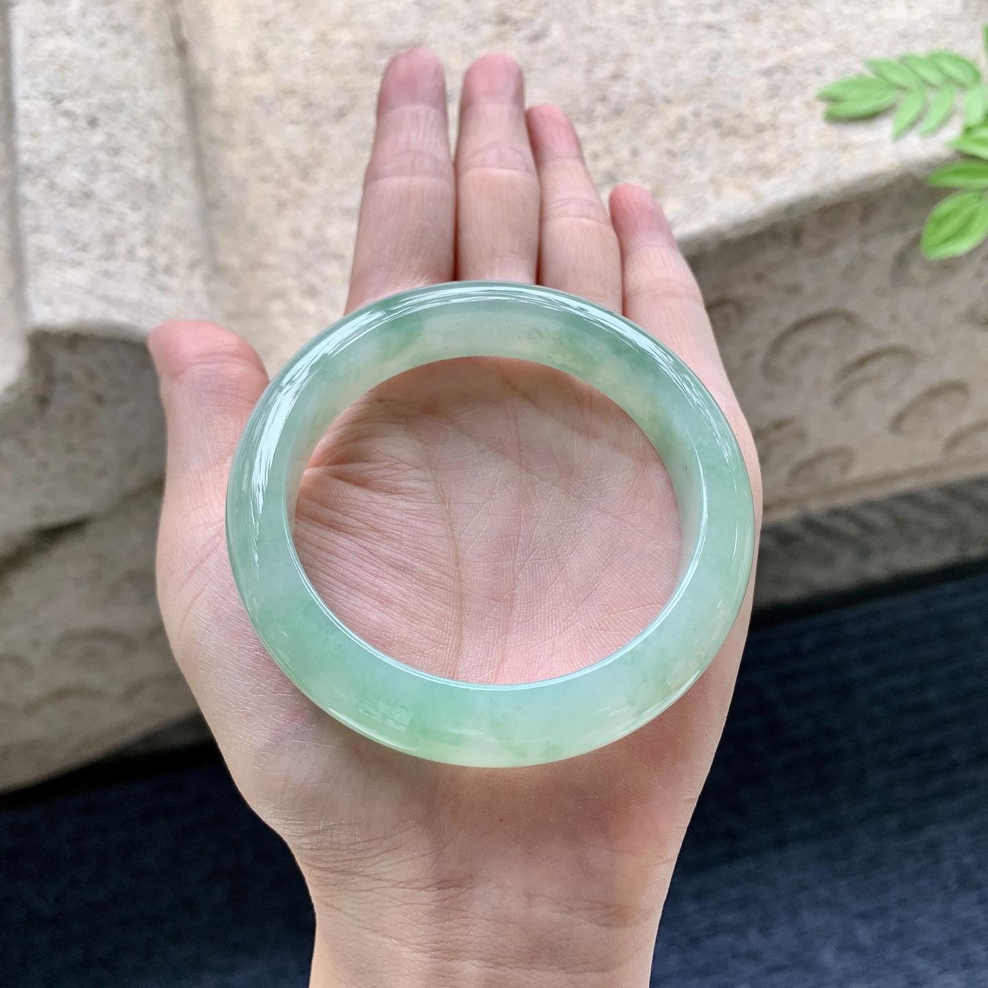 正圈54 55 圈口54.6/12.8/8.6 编码W6090720 糯冰飘绿，水润，种老，细腻，无裂
