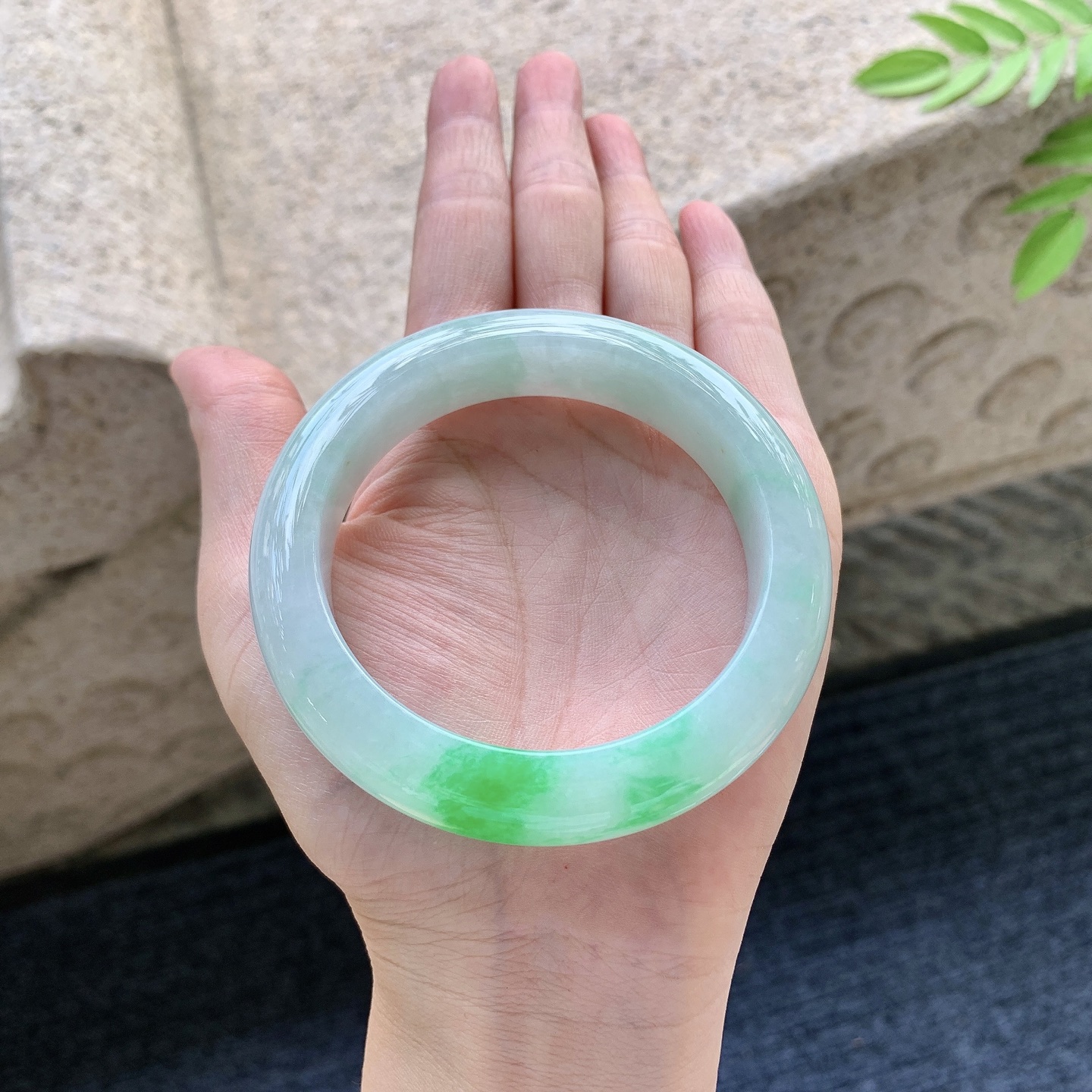 正圈55 56 圈口56.4/9.4/13.1 编码H3091509 飘阳绿，水润，种老，细腻，打灯
