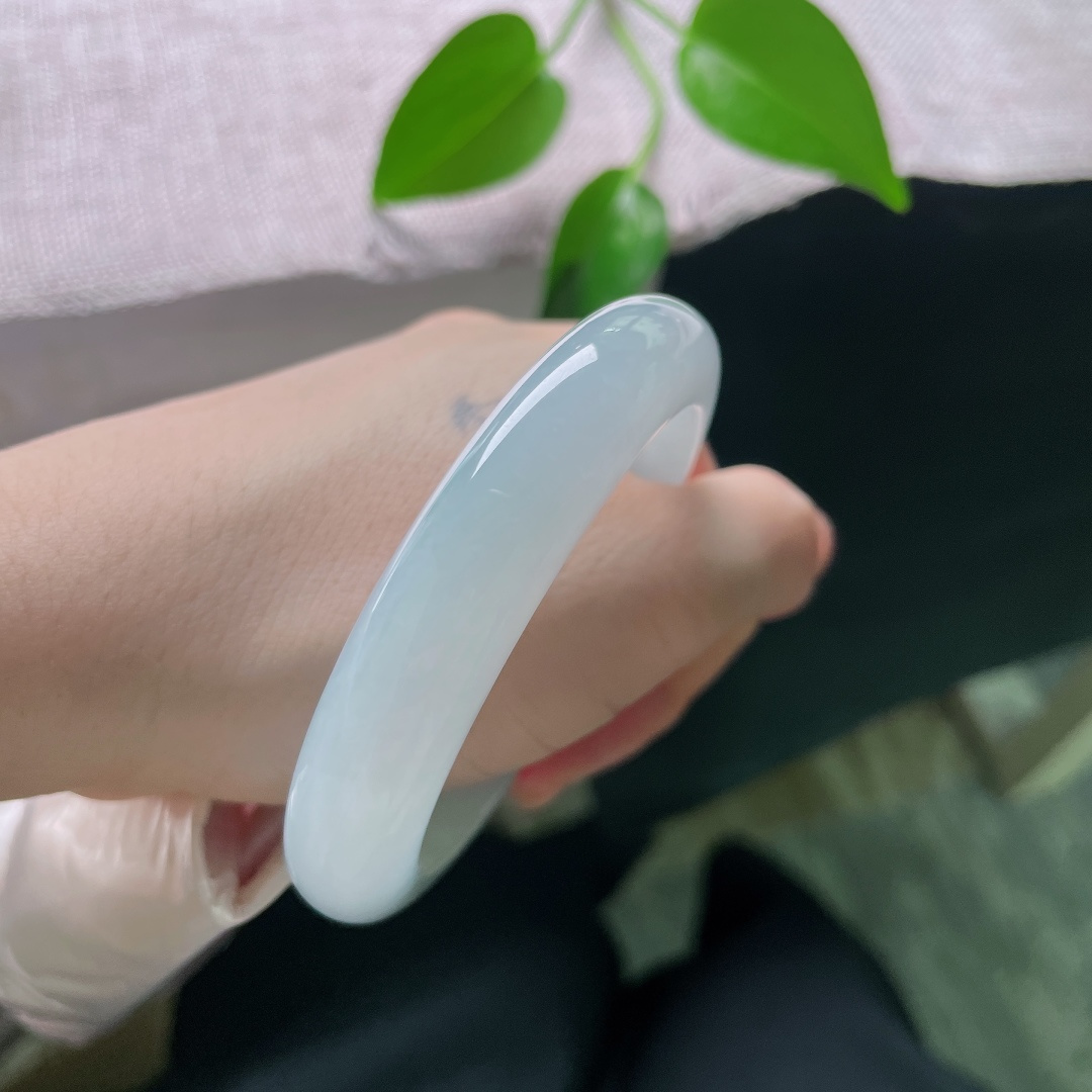 55.2/12.6/8.6，蓝底正圈，晶体纹，浅晴玉色缓缓铺展，胶感内敛，简约百搭，日常佩戴不挑穿搭。ss58727a
