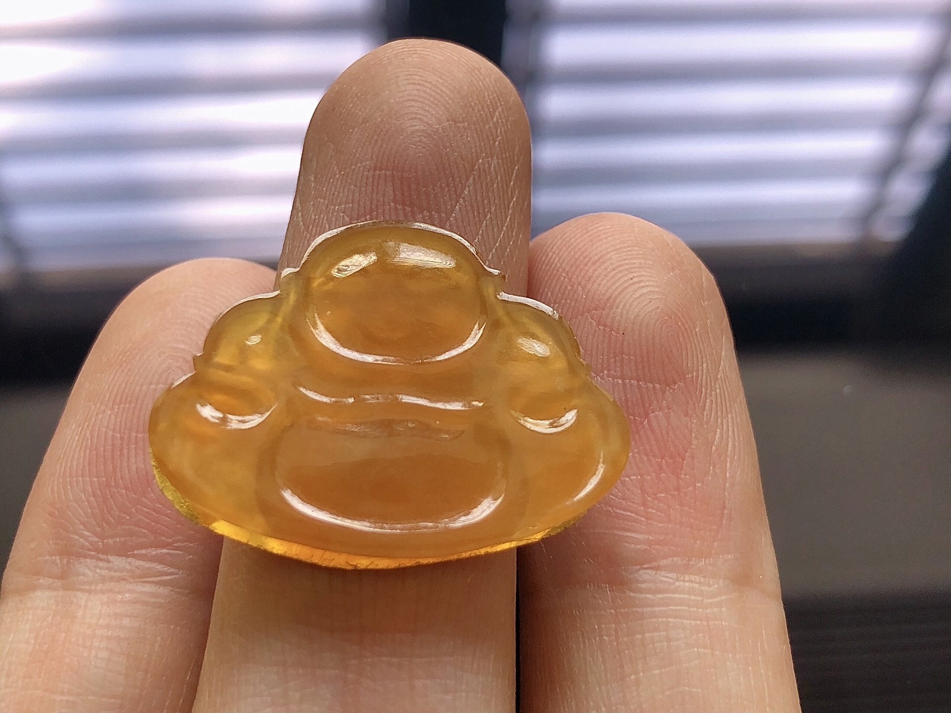 ️ 冰种黄翡佛公，色泽极美，通透水润，玉质细腻，夺目迷人，雕工精湛，面相慈祥大气，品相，无裂，尺寸20.7*26.3*3.5