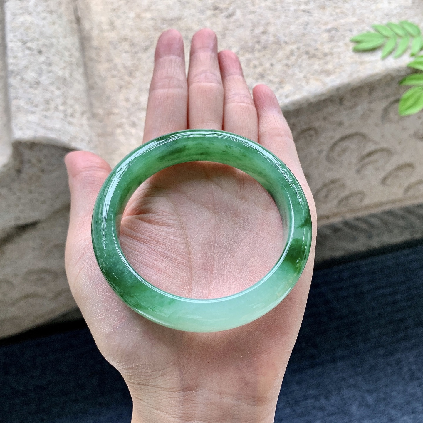 正圈54 55 圈口55/13.6/8.2 编码Q5090835 细糯辣绿，水润，种老，细腻，无裂