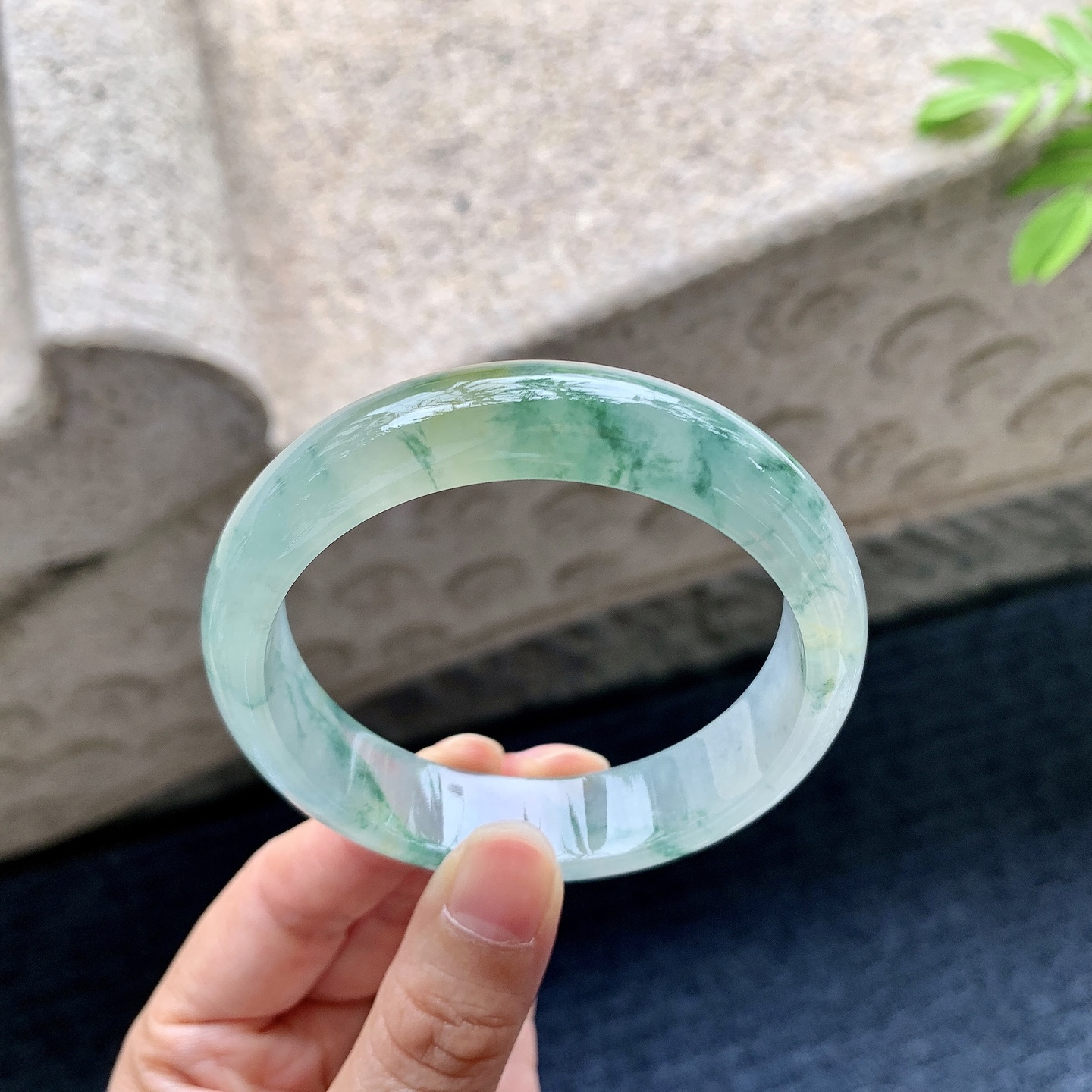正圈55 56 圈口56.4/13.8/7.3 编码HJ090508 冰糯飘花，飘黄翡，水润，种老，细腻，无裂