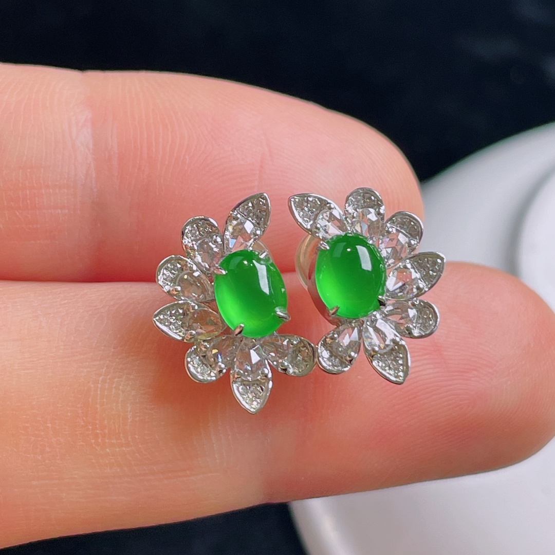 ️冰绿耳钉，18k镶嵌，老种起光，细底通透，尺寸：裸石6.3/4.7/2.3mm0917