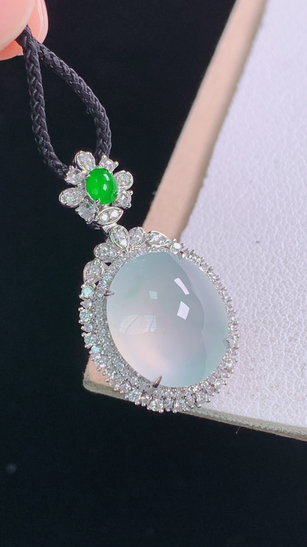 ️高品质，冰种蛋面吊坠，18K重金镶嵌，种水，晶莹剔透，无裂，尺寸:28.7-16.6-10.8/