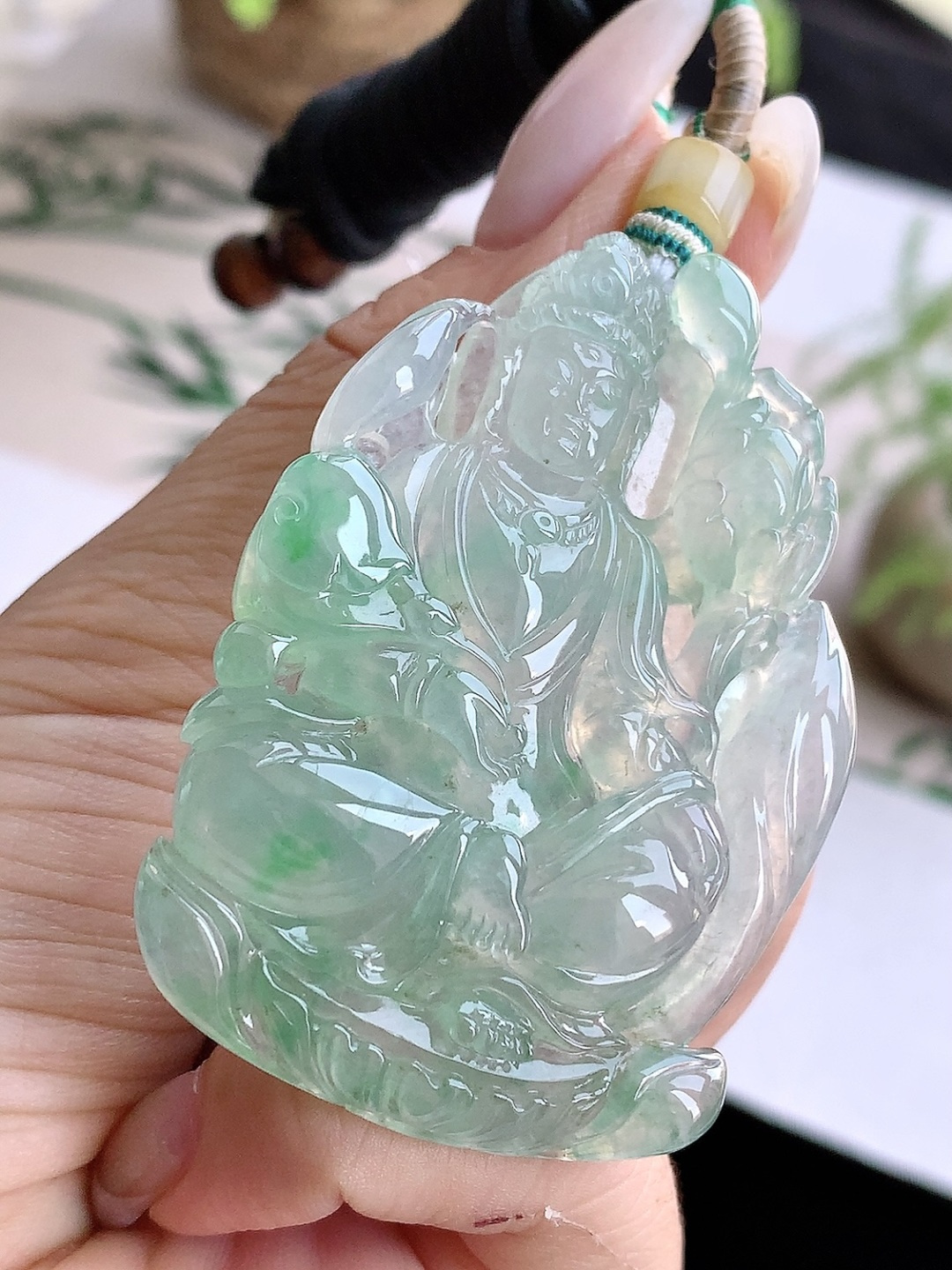 【裸石】️冰飘阳绿自在观音牌吊坠【说明】缅甸 性比高 超厚【尺寸】57-41.3-10【重量】37.8克